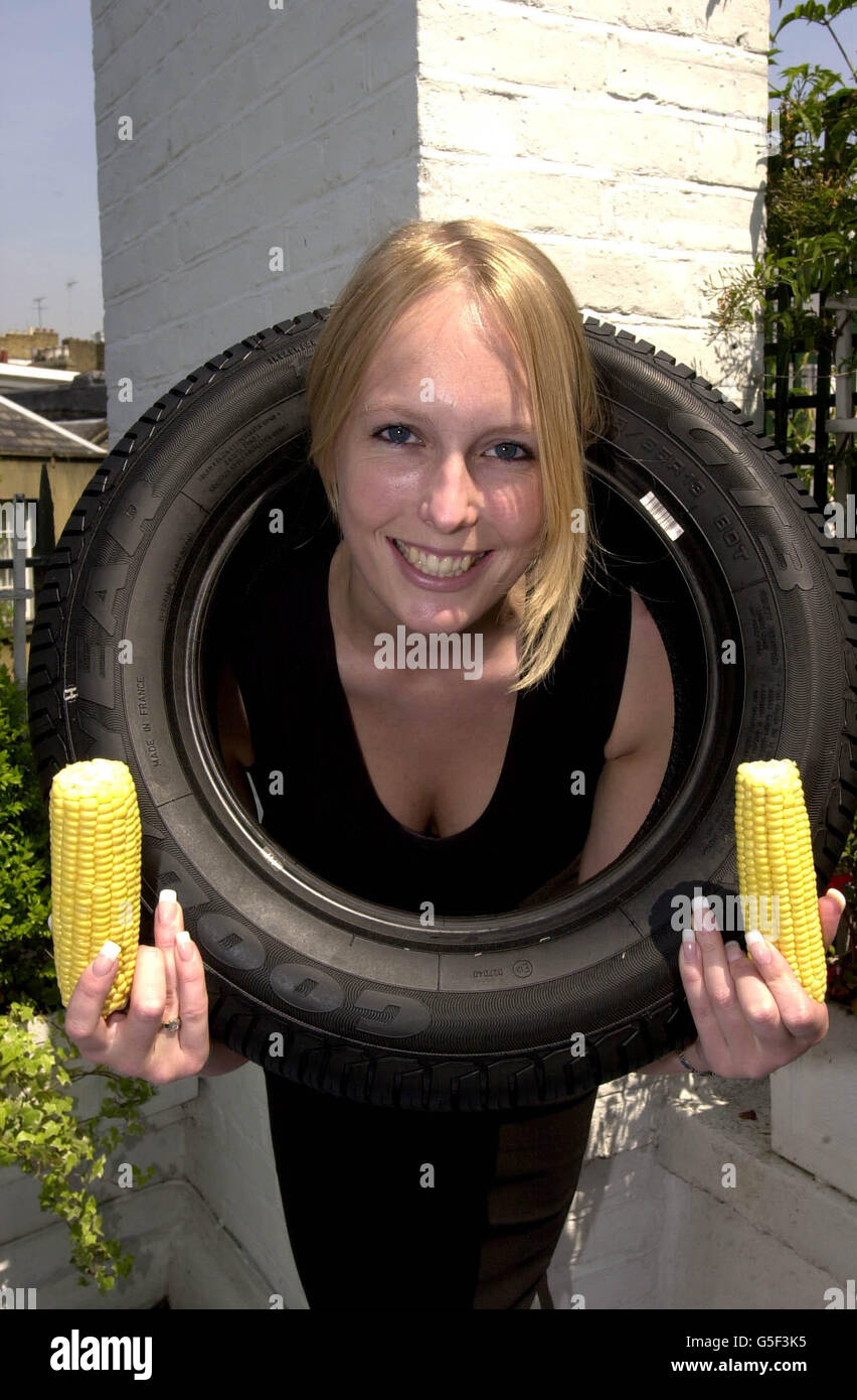 La mannequin Emma Wiseman (24), à Londres avec le nouveau pneu Goodyear,  fabriqué en partie à partir de maïs, utilisant un dérivé organique des  usines de maïs que la société prétend être