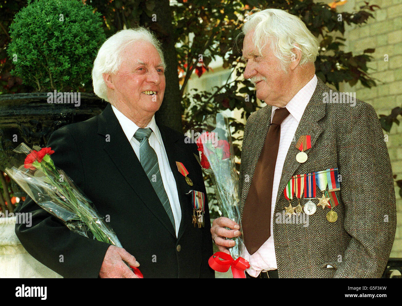 John Oldham, de Wythenshawe, Manchester (à gauche), se remémore avec Frederick Best, de Thirsk, dans le Yorkshire, lors d'une présentation, pour commémorer le 50e anniversaire de la Grande guerre patriotique 1941-45. * les vétérans qui ont participé aux convois arctiques à Mourmansk et à Arkhangelsk pendant la Seconde Guerre mondiale ont reçu chacun une médaille commémorative de l'ambassadeur russe en Grande-Bretagne, M. Grigory Karasinin, à sa résidence de Londres. Banque D'Images