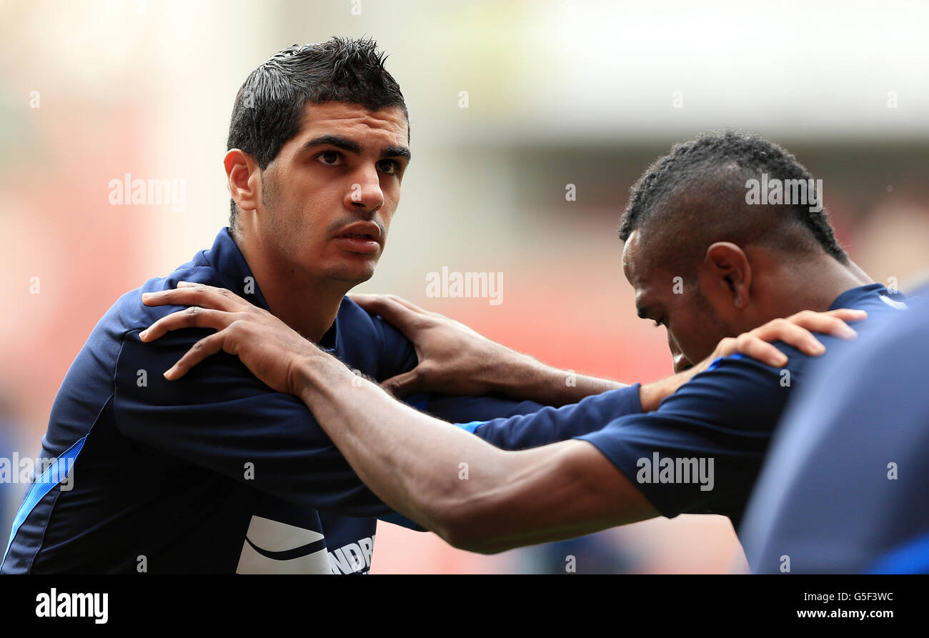 Football - npower football League Championship - Nottingham Forest v Charlton Athletic - City Ground.Salim Kerkar (l) de Charlton Athletic pendant l'échauffement Banque D'Images