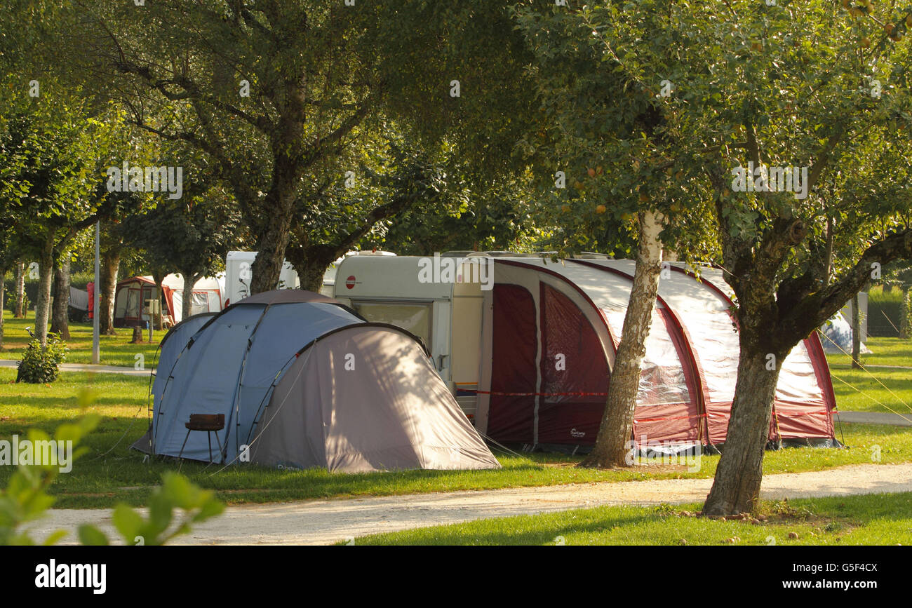 La caravane et la tente utilisées par Saad al-Hilli et sa famille en  vacances au camping le Solitaire du Lac sur le Lac d'Annecy, en haute-Savoie,  dans le sud-est de la France.