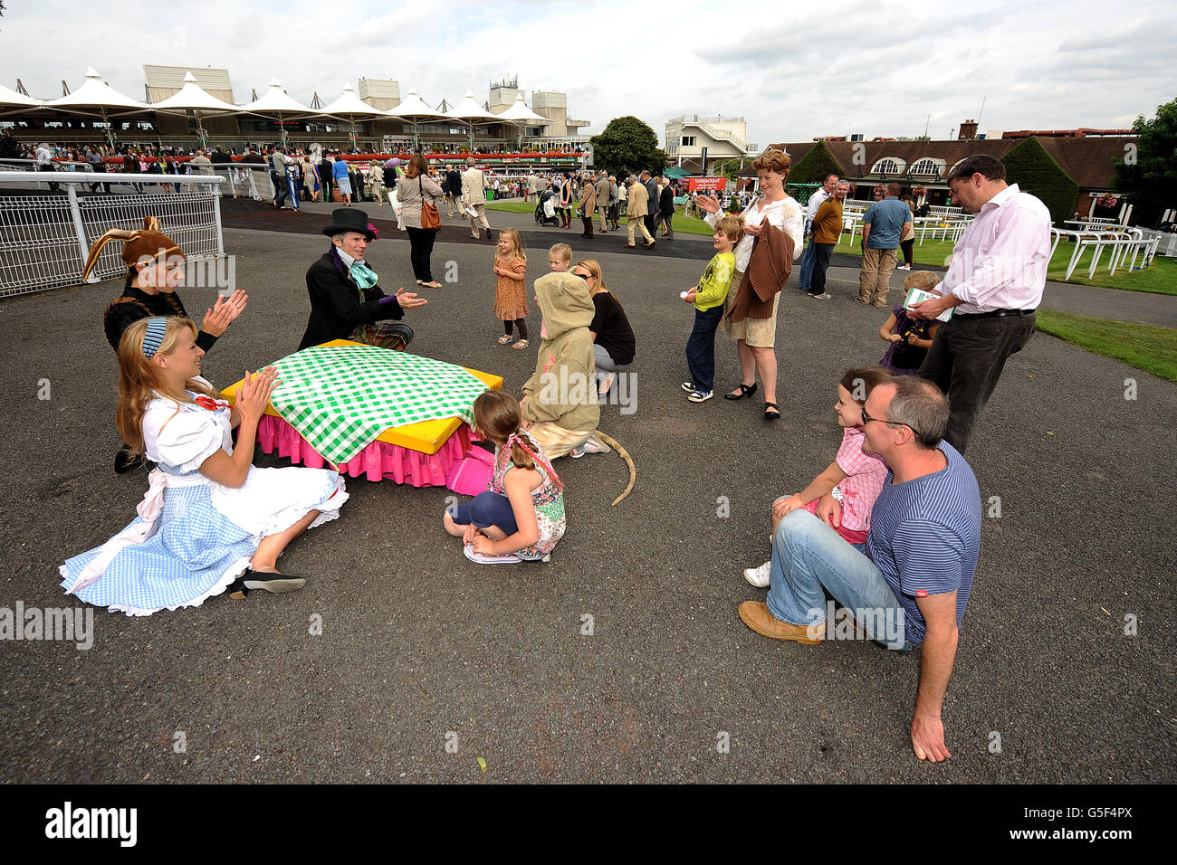 Courses hippiques - Journée de la famille - Sandown Park.Mad Hatters Tea Party au parc Sandown Banque D'Images