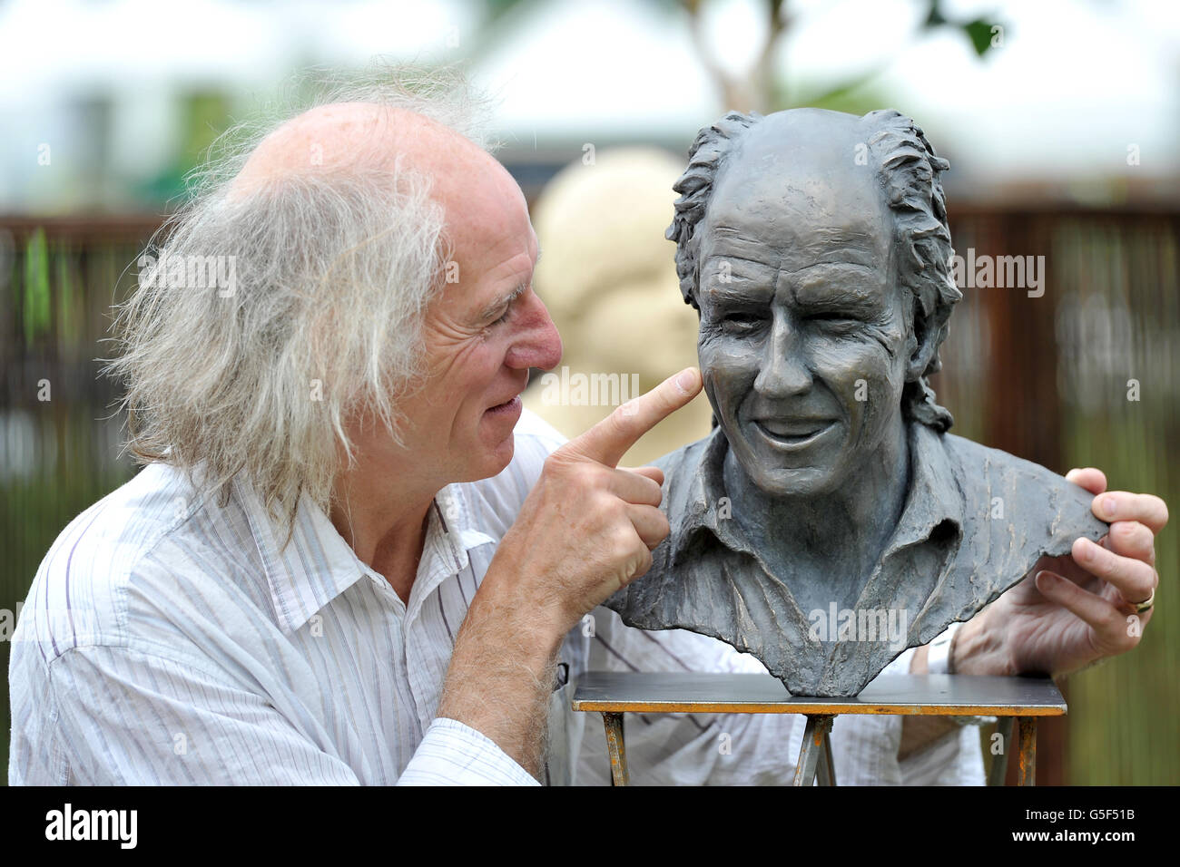 Terry Nutkins, personnalité de la télé de la faune, avec une sculpture de bronze de lui-même, réalisée par Nick Roberson, au RHS Flower Show à Tatton Park, Knutsford, Cheshire. Banque D'Images