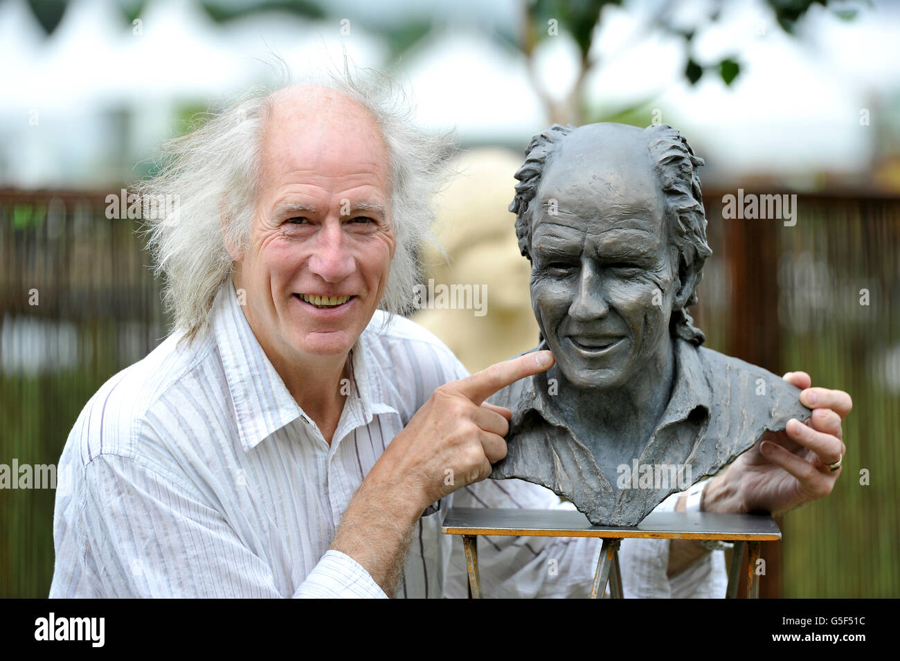 Terry Nutkins, personnalité de la télé de la faune, avec une sculpture de bronze de lui-même, réalisée par Nick Roberson, au RHS Flower Show à Tatton Park, Knutsford, Cheshire. Banque D'Images