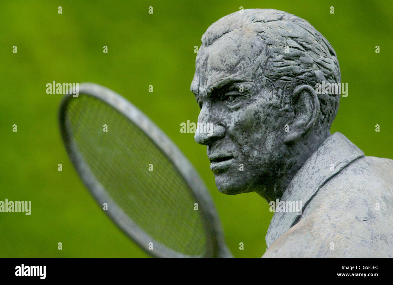 PAS D'USAGE COMMERCIAL : la statue de Fred Perry, le dernier britannique à remporter la finale masculine à Wimbledon en 1936, regarde le terrain de Wimbledon le matin du match mi-finale entre Tim Henman et Goran Ivanisevic en 2001.* Championnat de tennis de pelouse à Wimbledon à Londres. Banque D'Images