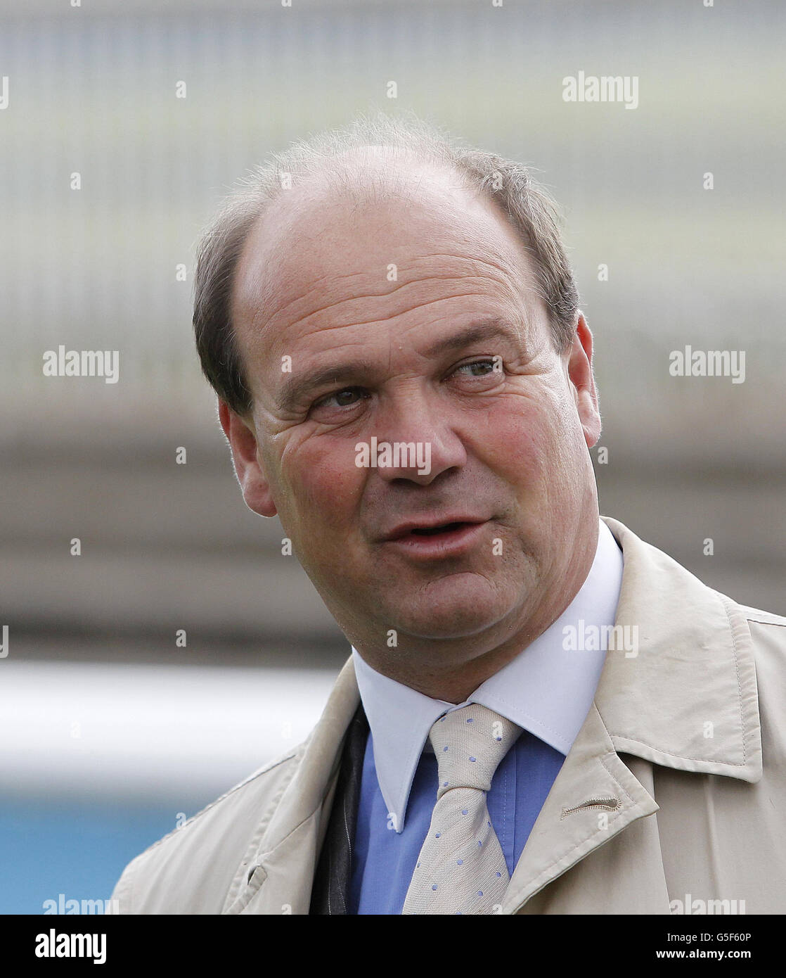 Course de chevaux - Moyantireflet Stud Stakes Day - The Curragh.Entraîneur Mick Halford pendant la journée des piquets de Moyantireflet au Curragh Racecourse, Co Kildare, Irlande. Banque D'Images