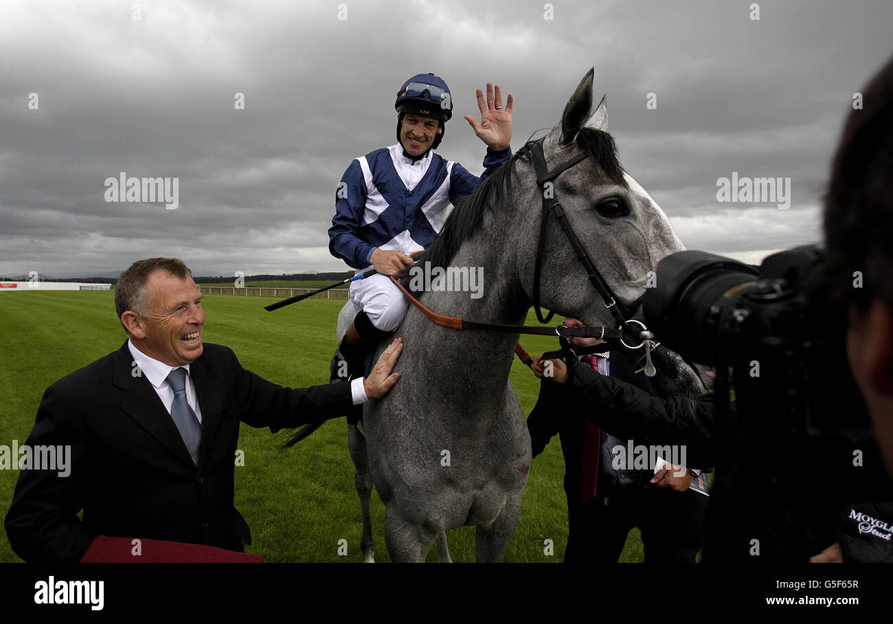 Sky Lantern avec jockey Richard Hughes après avoir remporté les piquets de Moyantireflet lors de la journée des piquets de Moyantireflet au Curragh Racecourse, Co Kildare, Irlande. Banque D'Images