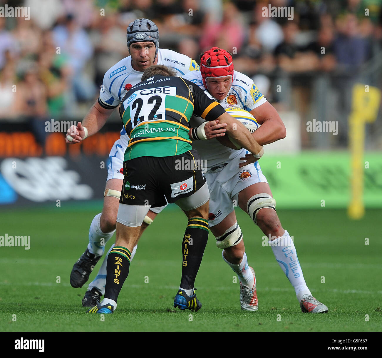 Rugby Union - Aviva Premiership - Northampton Saints / Exeter Chiefs - Franklin's Gardens.Tom Johnson des chefs Exeter est attaqué par Stephen Myler de Northampton Saint. Banque D'Images