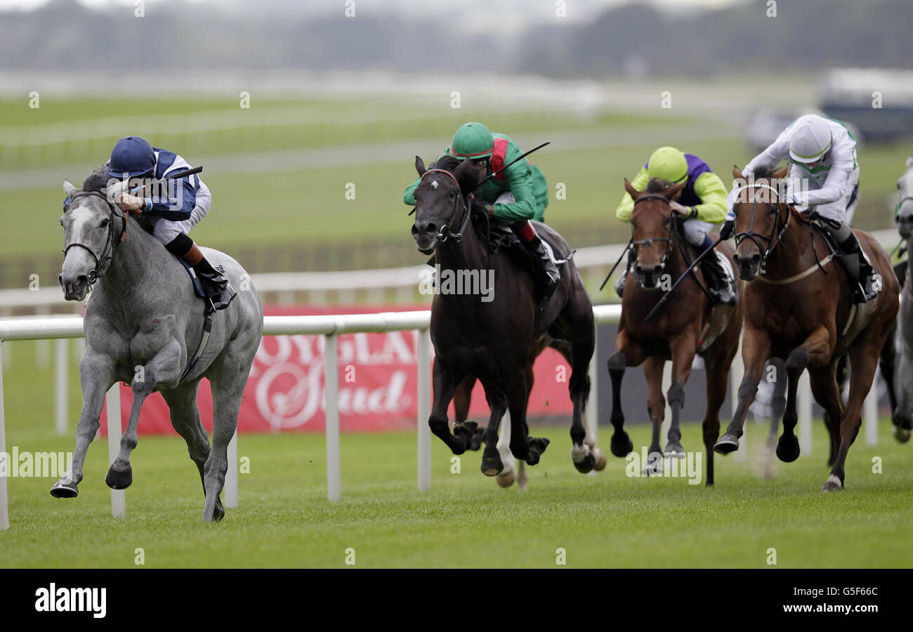 Sky Lantern avec jockey Richard Hughes (à gauche) va de plus en plus pour gagner les piquets de Moyantireflet lors de la Journée des piquets de Moyantireflet au Curragh Racecourse, Co Kildare, Irlande. Banque D'Images