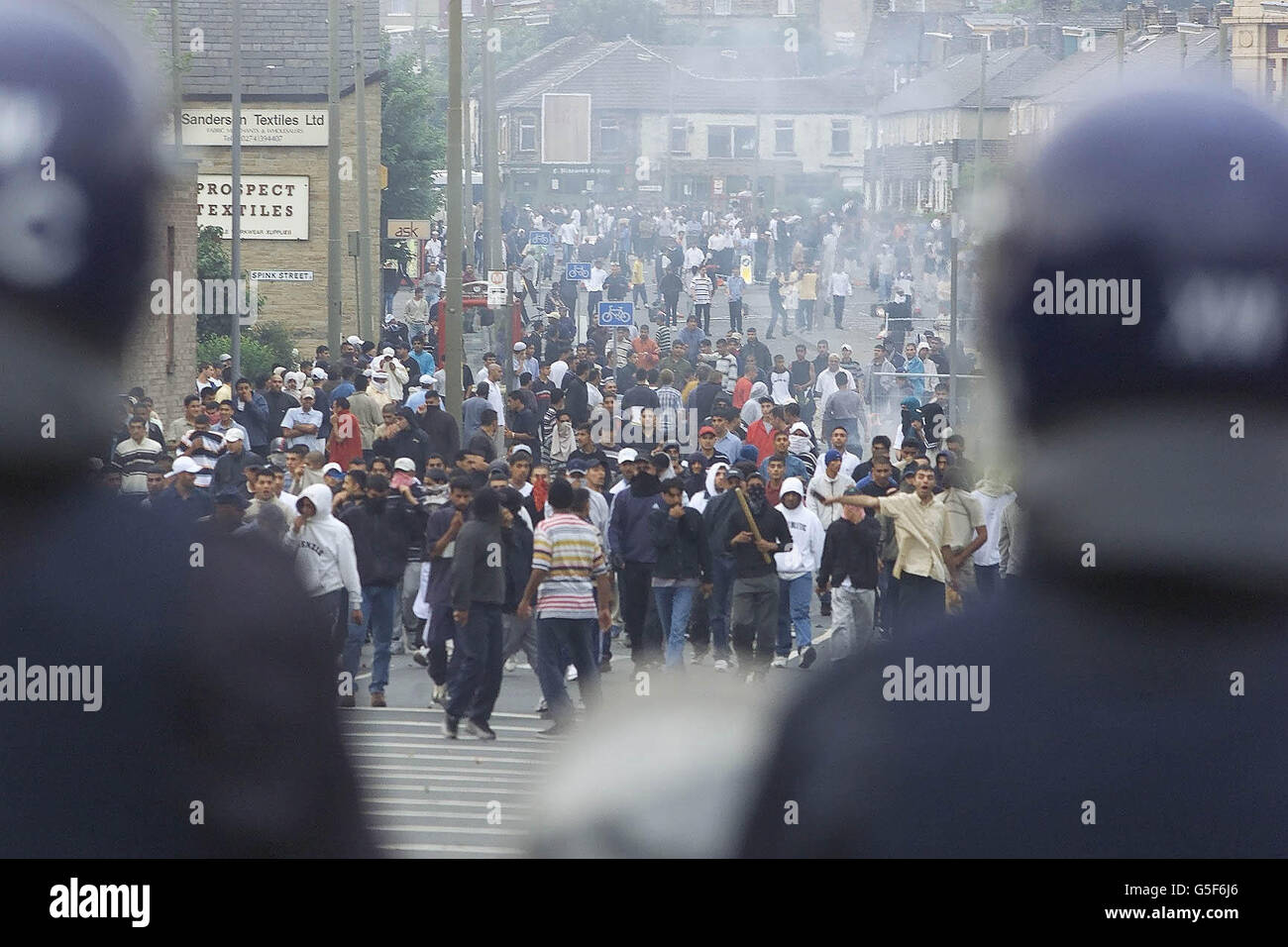 Des centaines d'Asiatiques se rassemblent à Bradford tandis que les tensions se sont enflammés lors d'une manifestation du Front national dans la ville. Le surintendant principal Phil Read a déclaré qu'il y avait eu cinq arrestations sur la place du Centenaire et un certain nombre dans d'autres régions. * UN homme blanc aurait également été poignardé. Un porte-parole de la police a déclaré qu'il n'y avait pas eu de forte participation des partisans du Front national, mais cinq avaient été persuadés de se retourner à leur arrivée à la gare de Bradford. Banque D'Images