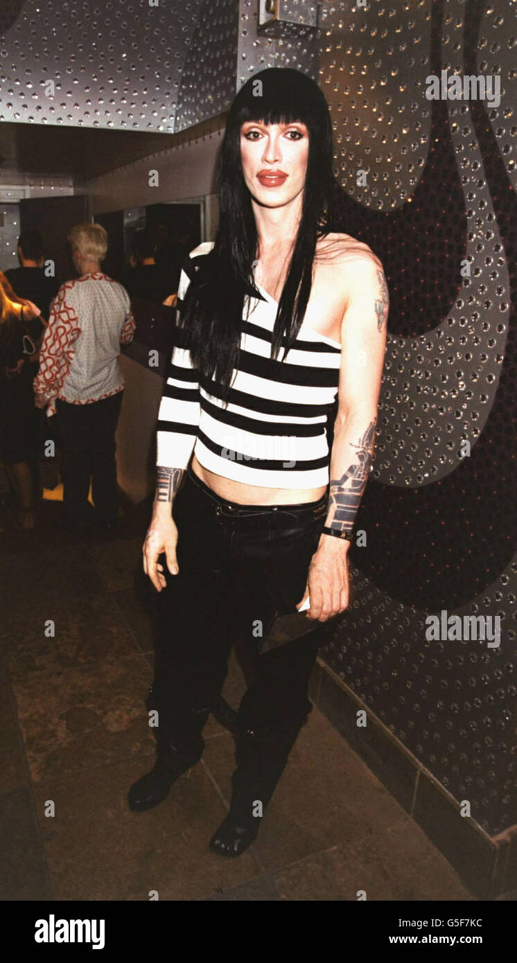 Pete Burns à Drag pour assister à l'ouverture du salon Shadow Lounge dans le centre de Londres. Banque D'Images