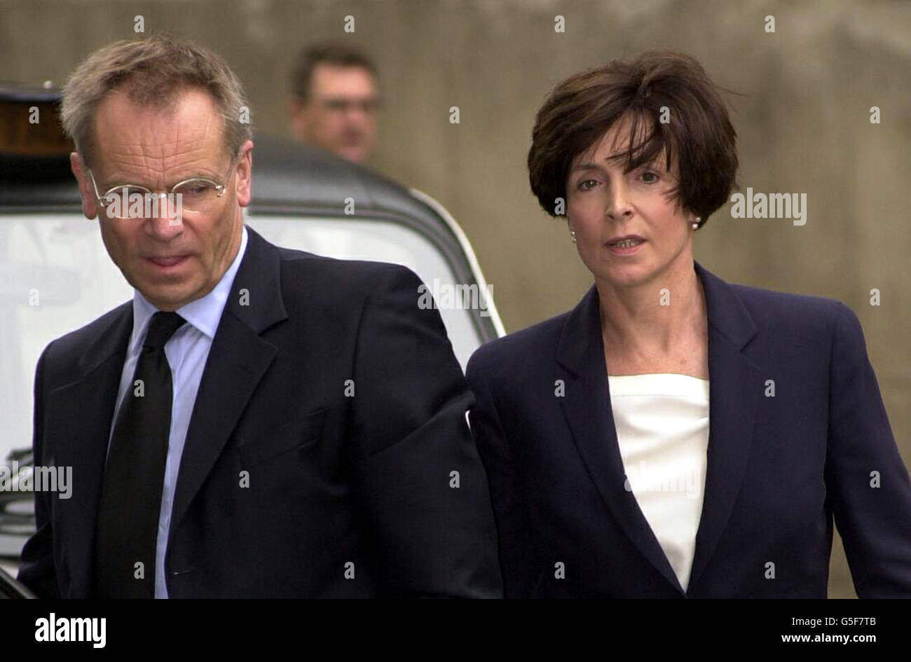 Lord Archer arrive au Old Bailey, dans le centre de Londres, avec sa femme Mary. Le jury du procès parjuré de Lord Archer commencera ses délibérations un jour après que les jurés auront été informés de la mort de la mère du pair. * le juge Potts a déclaré au groupe de 11 personnes qu'elles ne doivent pas laisser la mort de l'enfant de 87 ans les distraire de l'affaire contre le romancier millionnaire et son ancien ami Ted Francis. Banque D'Images