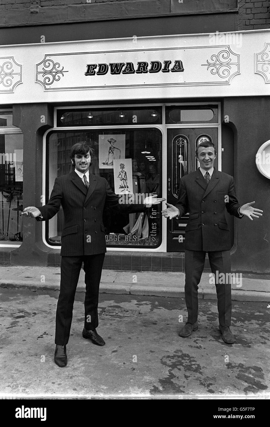 George Best de Manchester United (à droite) et Mike Summerbee de Manchester City devant leur nouvelle boutique de Manchester « Edwardia ». Banque D'Images