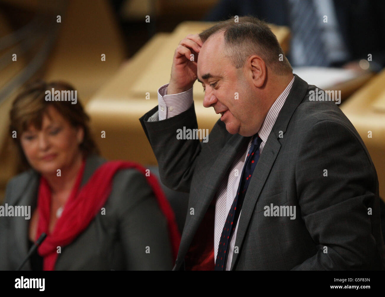 Le premier ministre Alex Salmond s'exprime à l'heure des questions du premier ministre au Parlement écossais à Édimbourg. Banque D'Images