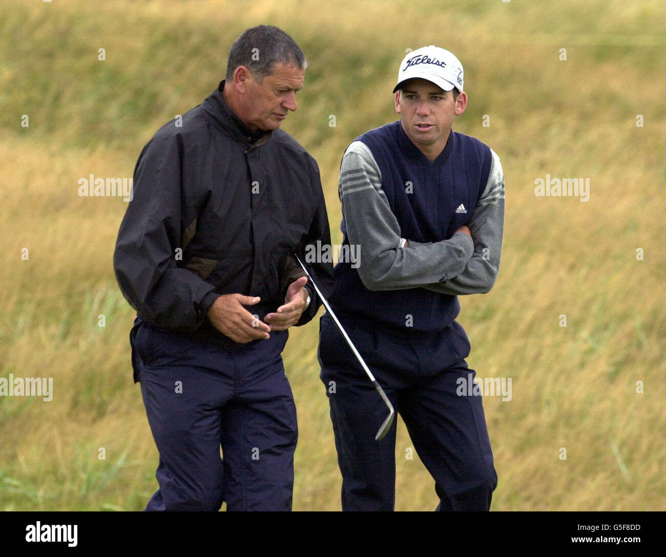 Sergio Garcia (R) d'Espagne parle à son père Victor lors d'une séance d'entraînement au 130e Championnat d'Open au parcours de golf Royal Lytham & St Annes . Banque D'Images