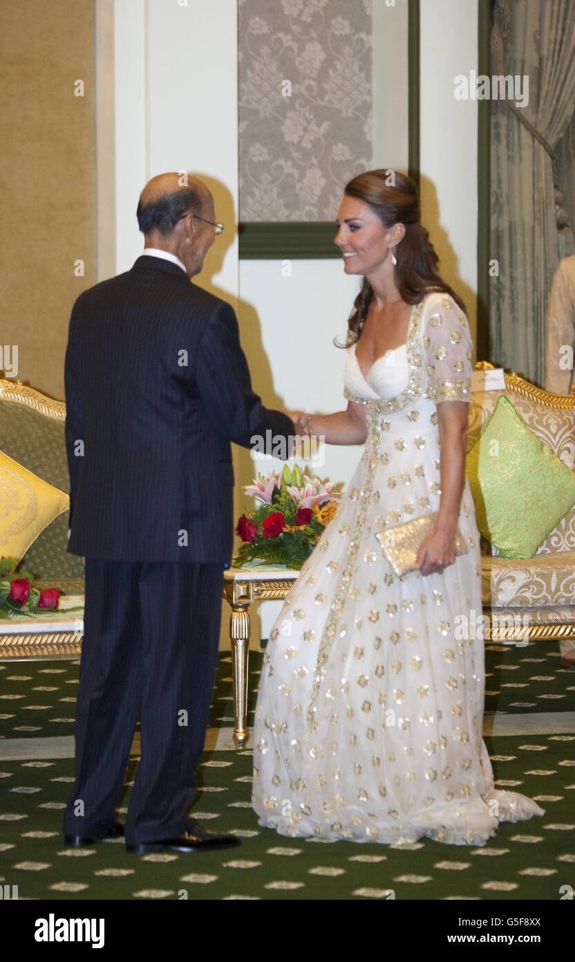 Le duc et la duchesse de Cambridge, avec le roi de Malaisie, le roi Abdul Halim Mu'adzam Shah, connu sous le nom de Yang di-Pertuan Agongand, à l'Istana Negara, à Kuala Lumpur, avant un dîner officiel. Banque D'Images