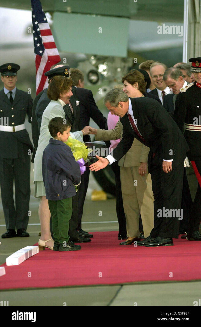 George W Bush, président des États-Unis d'Amérique, offre sa main à George Grant Fryer de Brize Norton, âgé de sept ans, qui arrive à RAF Brize Norton au début de sa visite au Royaume-Uni. Banque D'Images