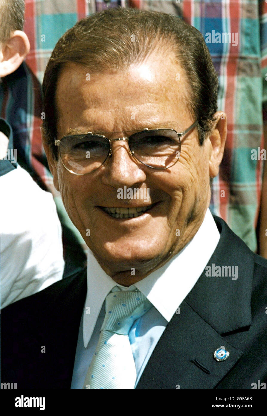 Acteur Roger Moore au Variety Club déjeuner en son honneur, à l'hôtel Dorchester. Des célébrités se sont jointes à l'ancienne star James Bond pour l'événement afin de célébrer sa contribution au showbusiness. Banque D'Images