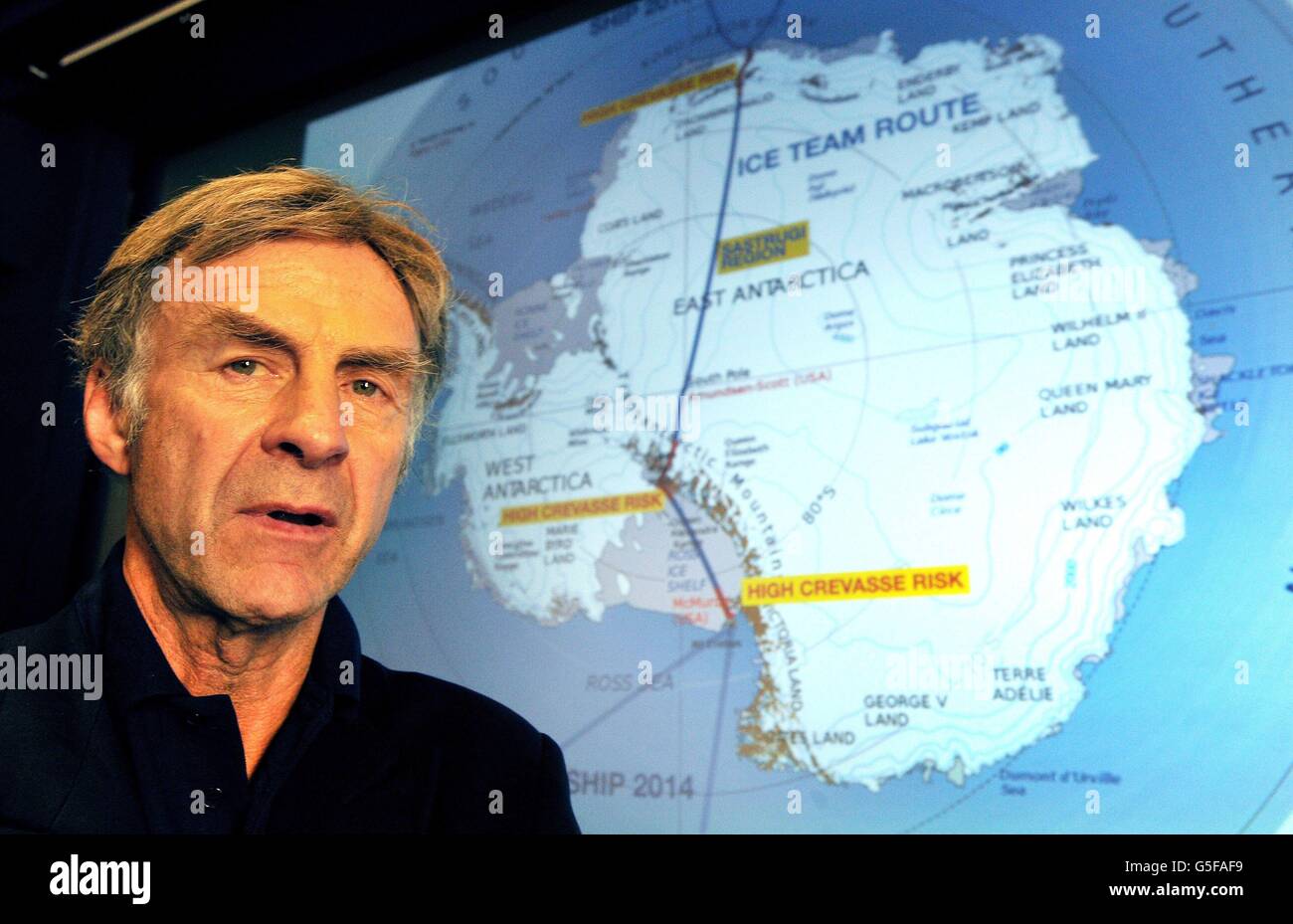 sir Ranulph Fiennes, explorateur britannique, se trouve devant une projection qui montre l'itinéraire du voyage le plus froid sur Terre, alors qu'il a annoncé son dernier défi : il a mené la première équipe à pied dans l'Antarctique pendant l'hiver sud, lors d'une conférence de presse à la Royal Society de Londres. Banque D'Images