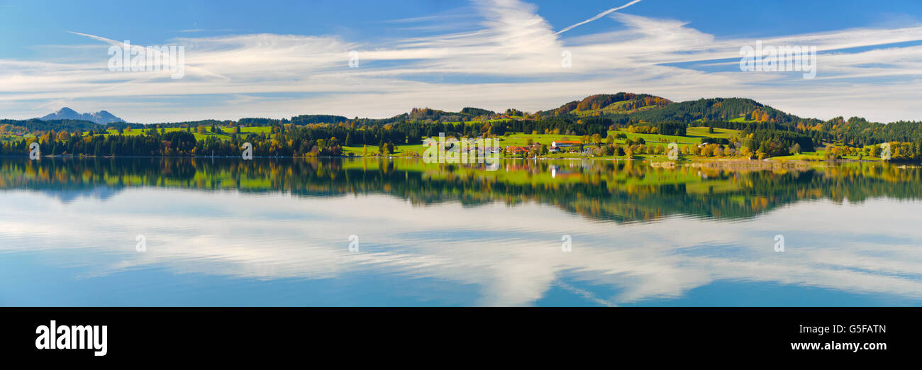 Paysage panoramique en Bavière avec le lac et les montagnes Banque D'Images