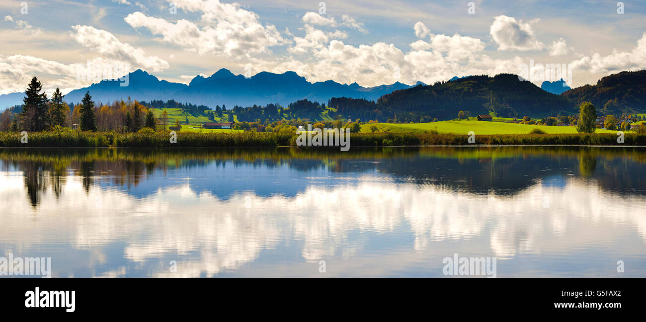 Paysage panoramique en Bavière avec le lac et les montagnes Banque D'Images