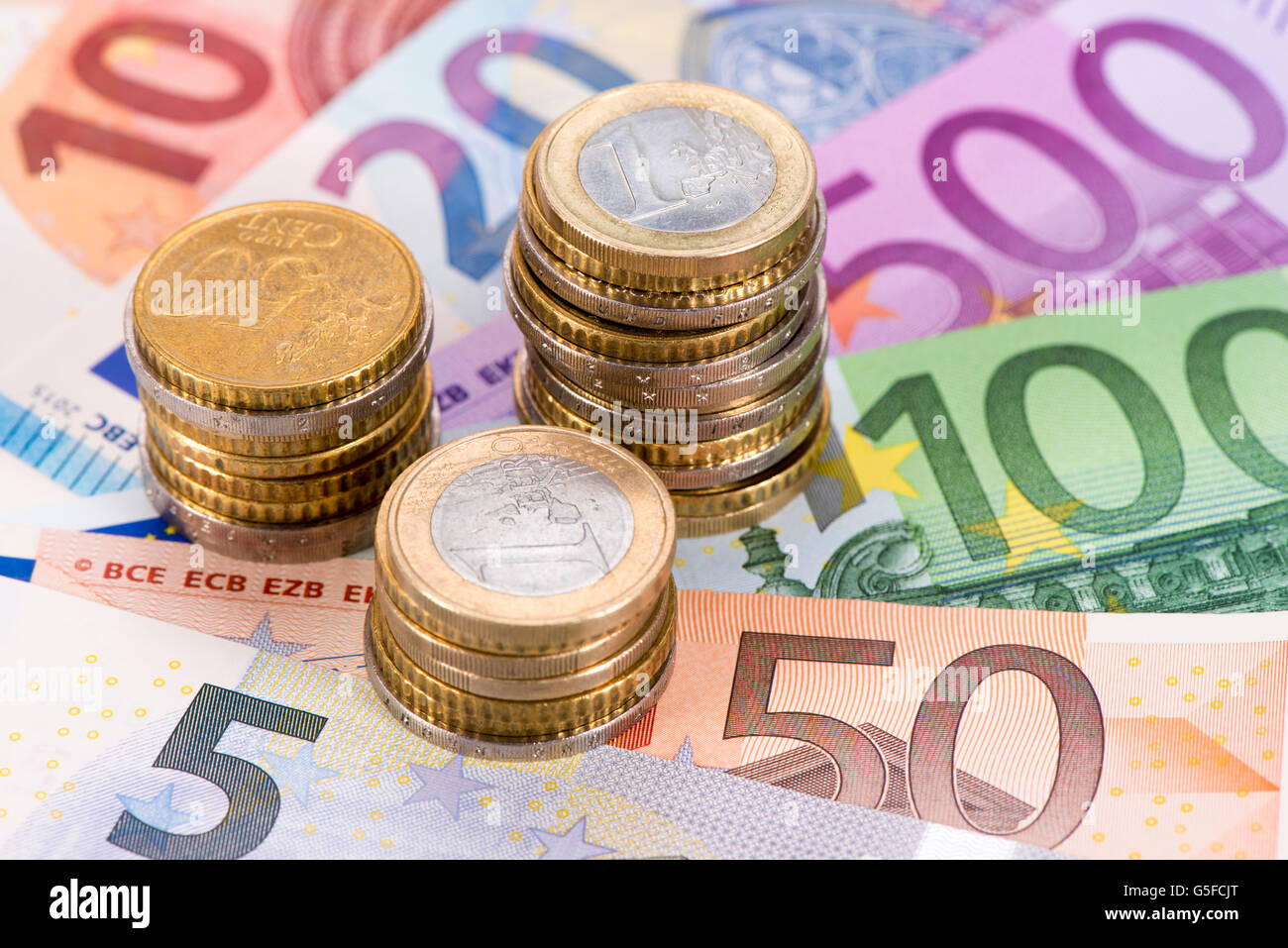 Euro billets et pièces empilées Banque D'Images