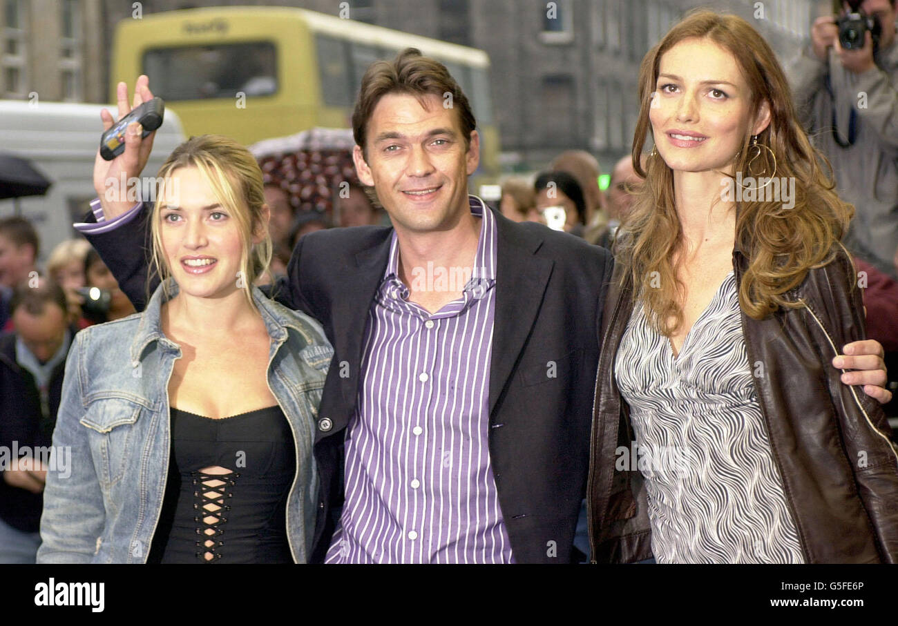 L'acteur Dougrey Scott (au centre) se fait l'effet d'une vague en présence des costars Kate Winslet (à gauche) et Saffron Burrows, qui arrivent pour la première du film « Enigma » au cinéma Odeon d'Édimbourg. Banque D'Images