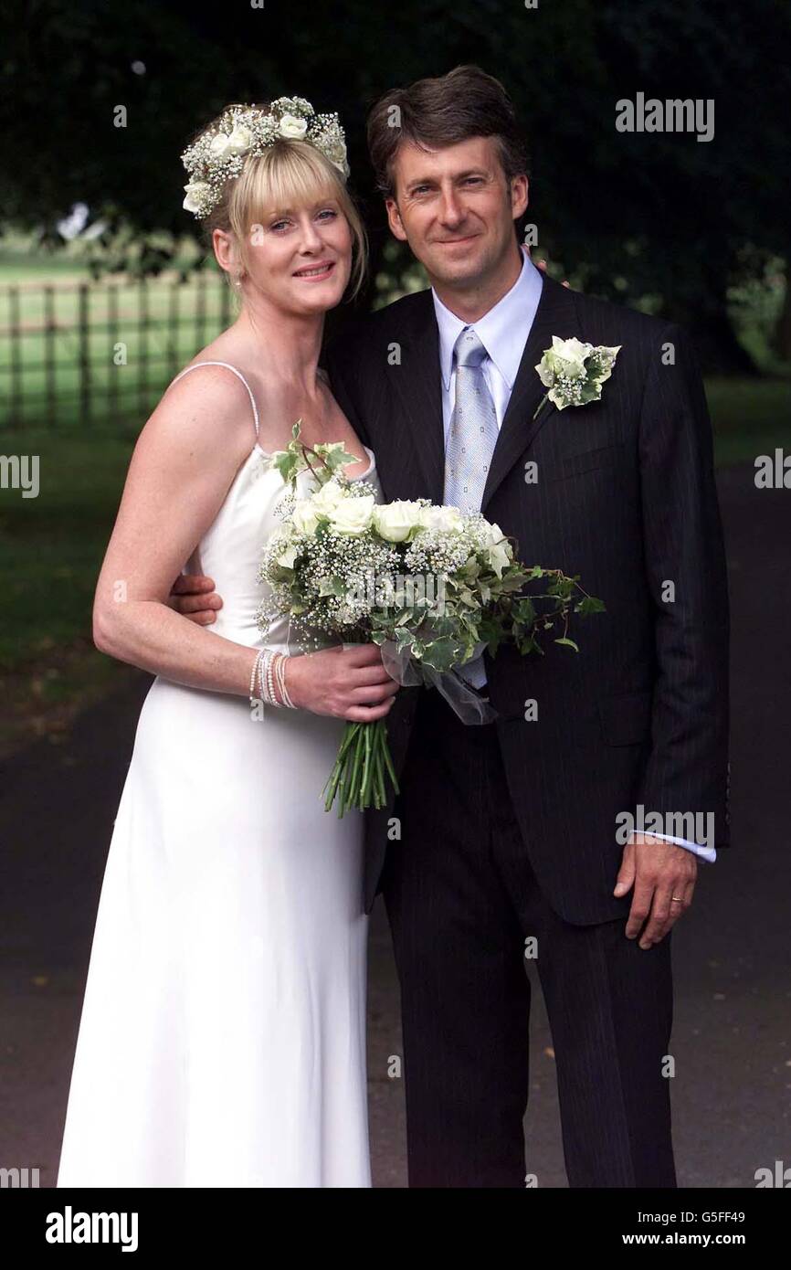 L'actrice Sarah Lancashire avec son nouveau mari Peter Salmon, directeur de BBC Sport, après leur mariage au Langar Hall, près de Nottingham. Banque D'Images