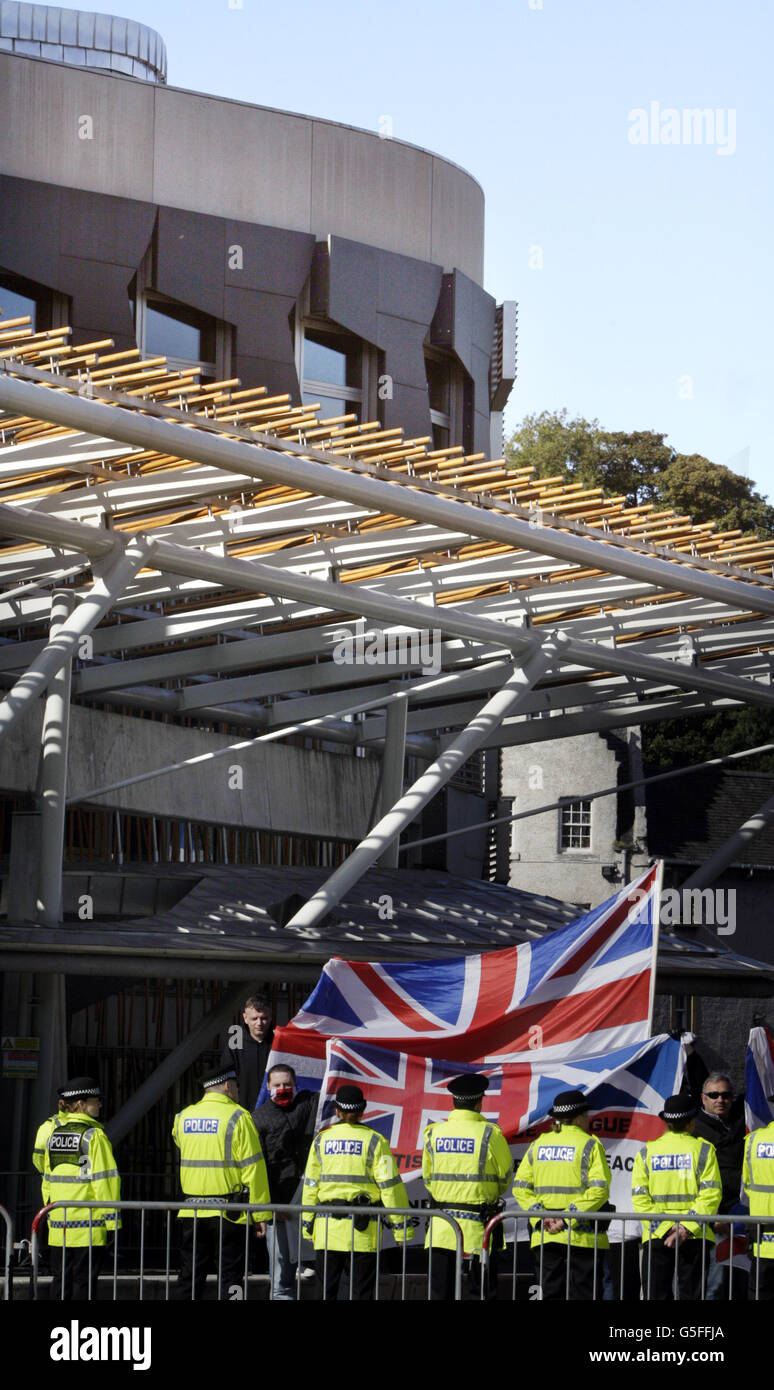 La Scottish Defense League organise un rassemblement statique devant le Parlement écossais à Édimbourg, en Écosse, après que le conseil ait refusé l'autorisation d'une manifestation complète. Banque D'Images