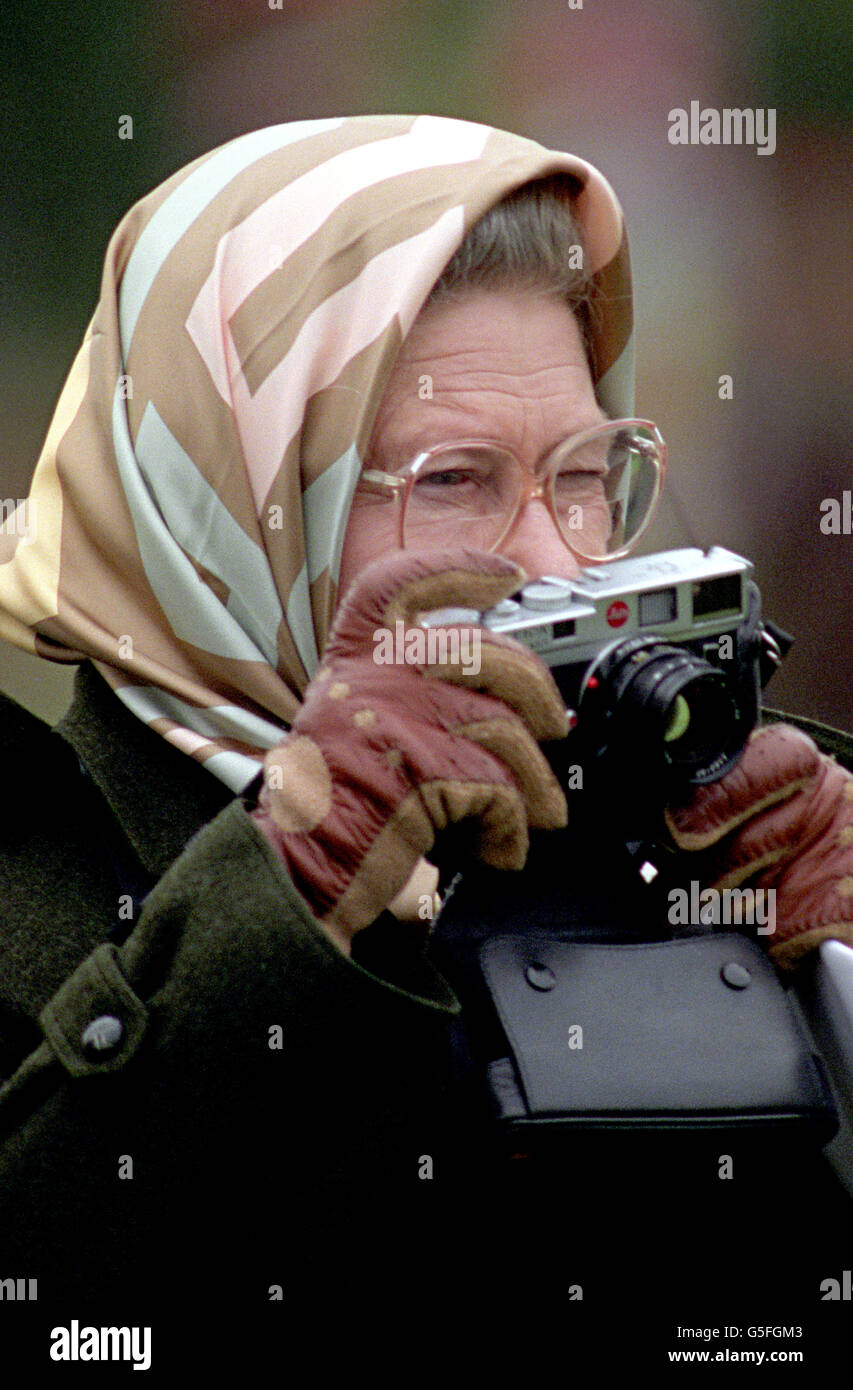 La reine Elizabeth II de Grande-Bretagne utilise un appareil photo Leica pour prendre une photo de son mari, le duc d'Édimbourg, lorsqu'il participe à la section de dressage des championnats de pilotage en calèche au Royal Windsor Horseshow. Banque D'Images