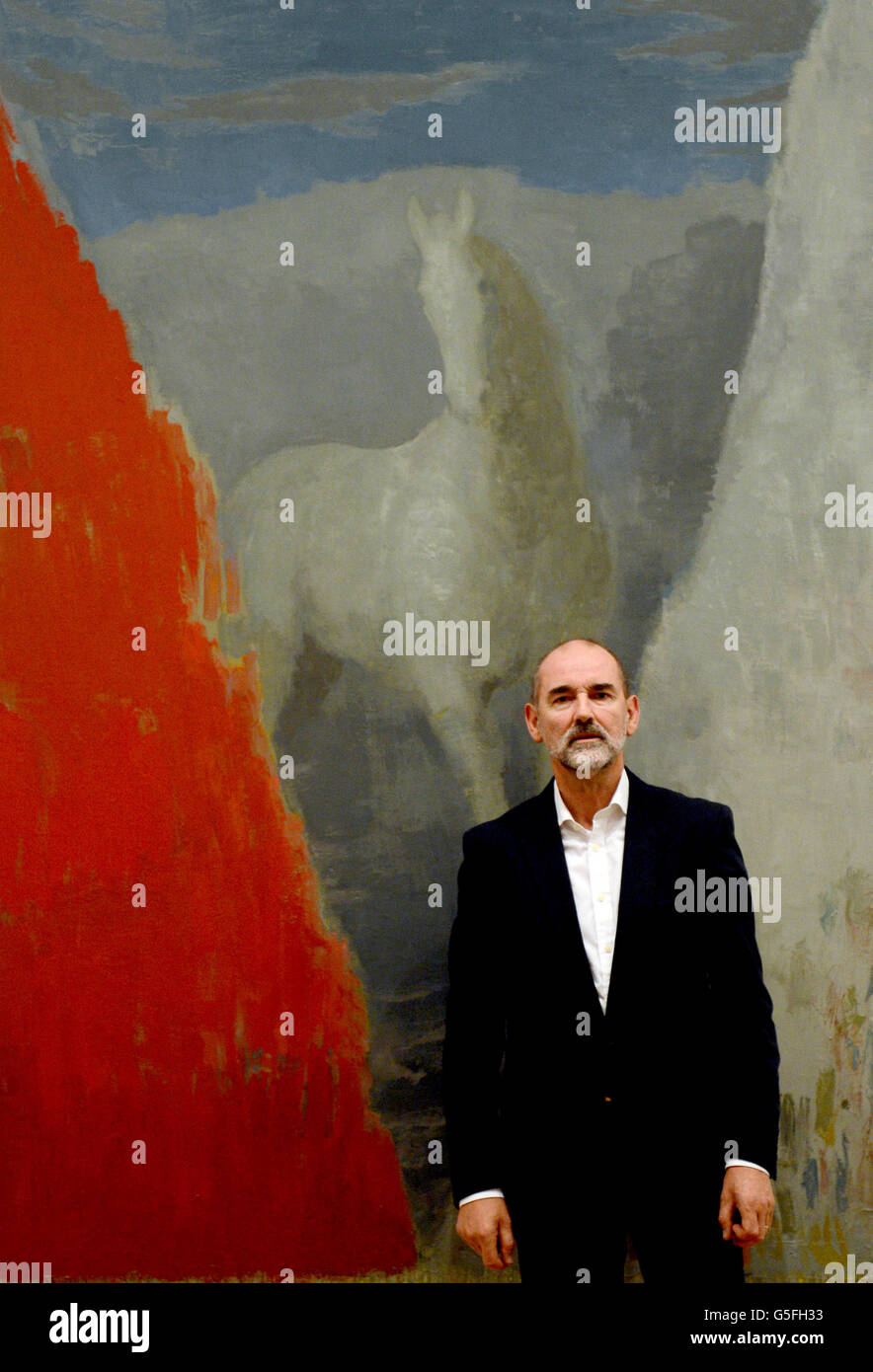 Christopher le Brun, Président de l'Académie Royale, pose avec son tableau 'Golf' lors du lancement de l'exposition RA Now à l'Académie Royale de Londres. RA Now est une exposition et une vente aux enchères uniques présentant les œuvres de 121 universitaires royaux actuels, dont David Hockney, Anish Kapoor et Anthony Gormley. Banque D'Images
