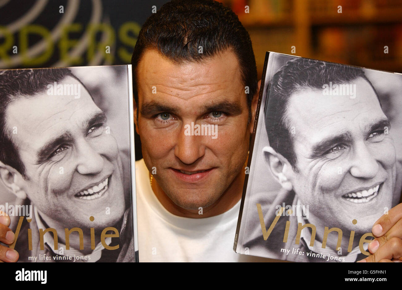 La star du football, devenue l'acteur Vinnie Jones, signe des copies de son autobiographie Vinnie: My Life, lors d'un photocall à Borders Books, dans Oxford Street à Londres. Banque D'Images
