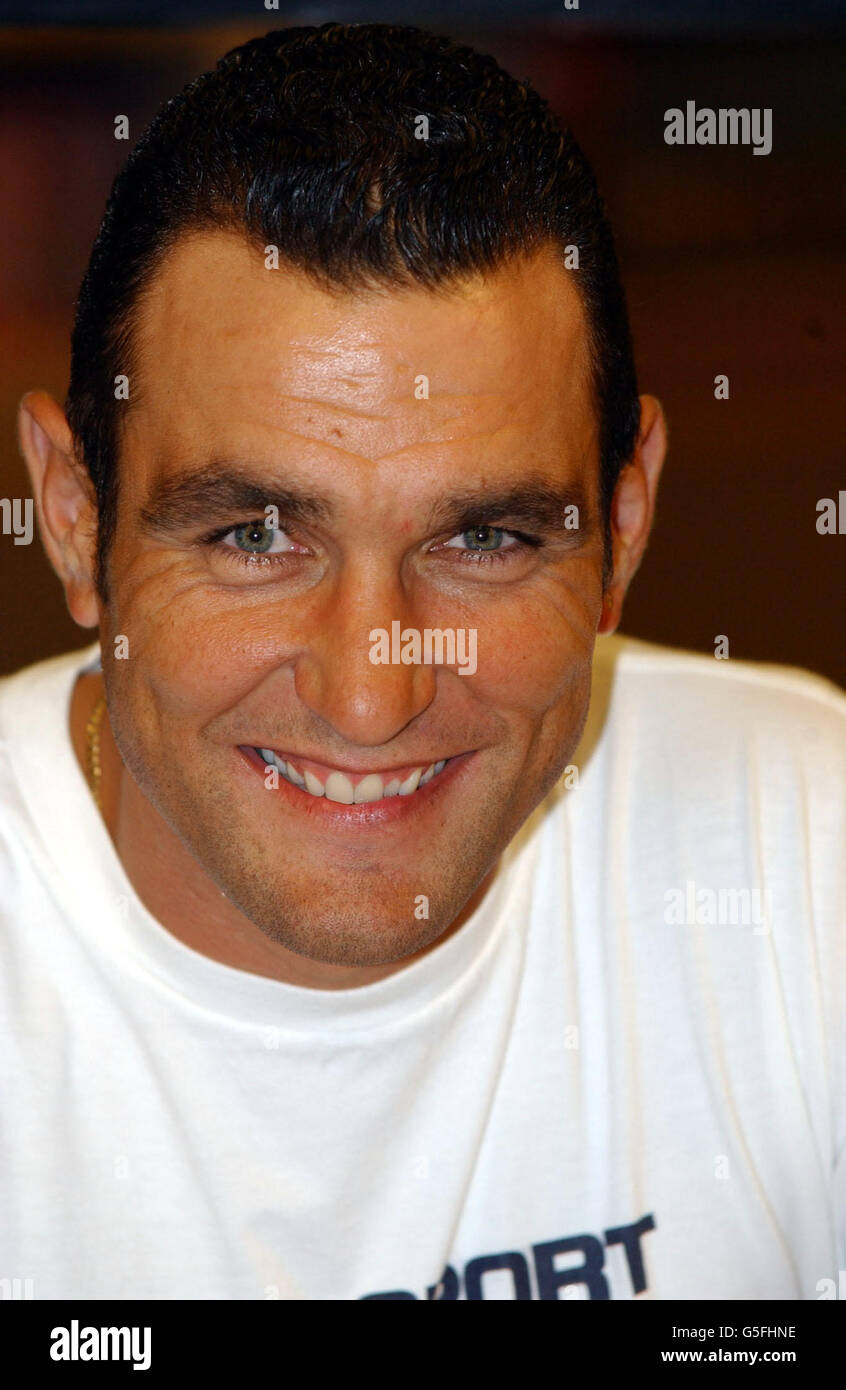 La star du football, devenue l'acteur Vinnie Jones, signe des copies de son autobiographie Vinnie: My Life, lors d'un photocall à Borders Books, dans Oxford Street à Londres. 6/11/01: Jones, qui est sur le point de faire un retour surprise au football avec les autres de la troisième Division, Carlisle. * Jones est dit d'être un ami proche de Cumbrians patron Roddy Collins, qui a persuadé l'étoile d'Hollywood de faire une apparence d'invité pour Carlisle avec une vue à un mouvement permanent. Banque D'Images