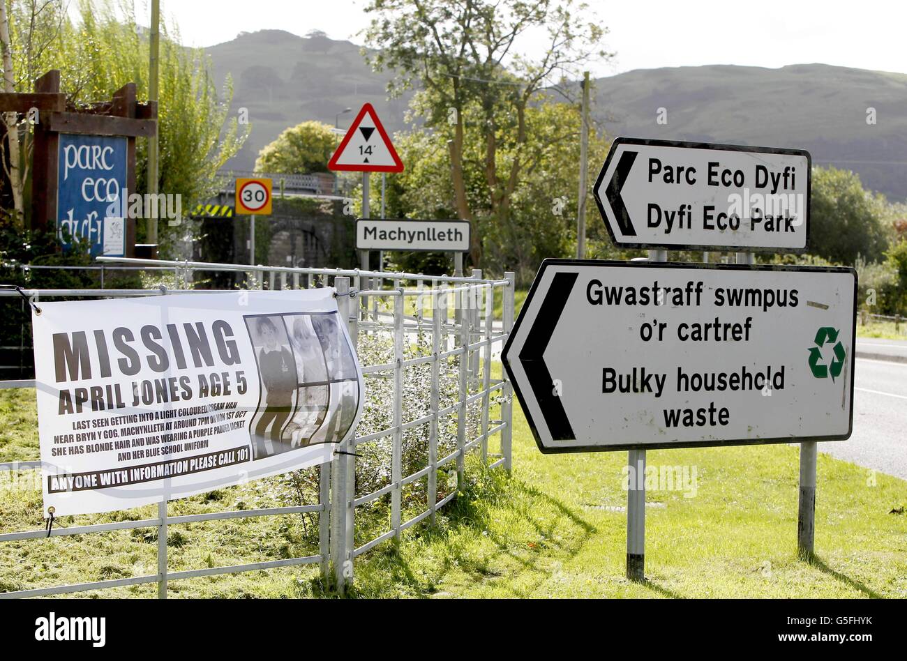 Une affiche sur le bord de la route à Machynlleth pour avoir perdu April Jones, 5, de Machynlleth. Banque D'Images