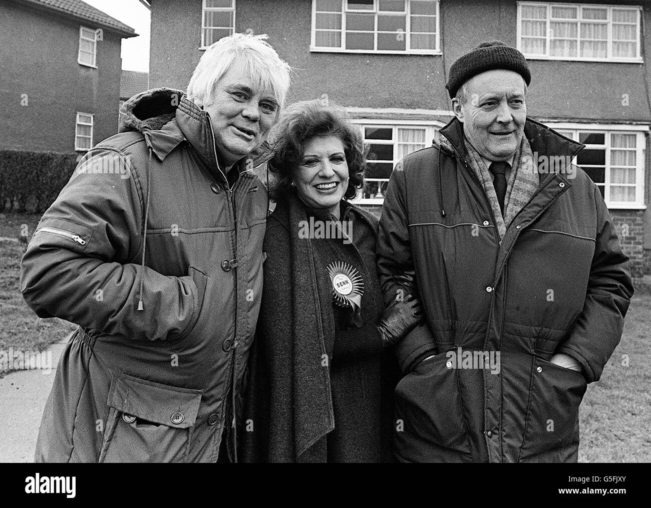 L'ancienne actrice de Coronation Street Pat Phoenix avec son petit ami Tony Booth (L) et le député travailliste Tony Benn sur la piste de campagne à Chesterfield.11/9/86: Phoenix et Booth se sont mariés lors d'une cérémonie au chevet du patient à l'hôpital Alexandra.* où elle est traitée pour le cancer du poumon. Banque D'Images