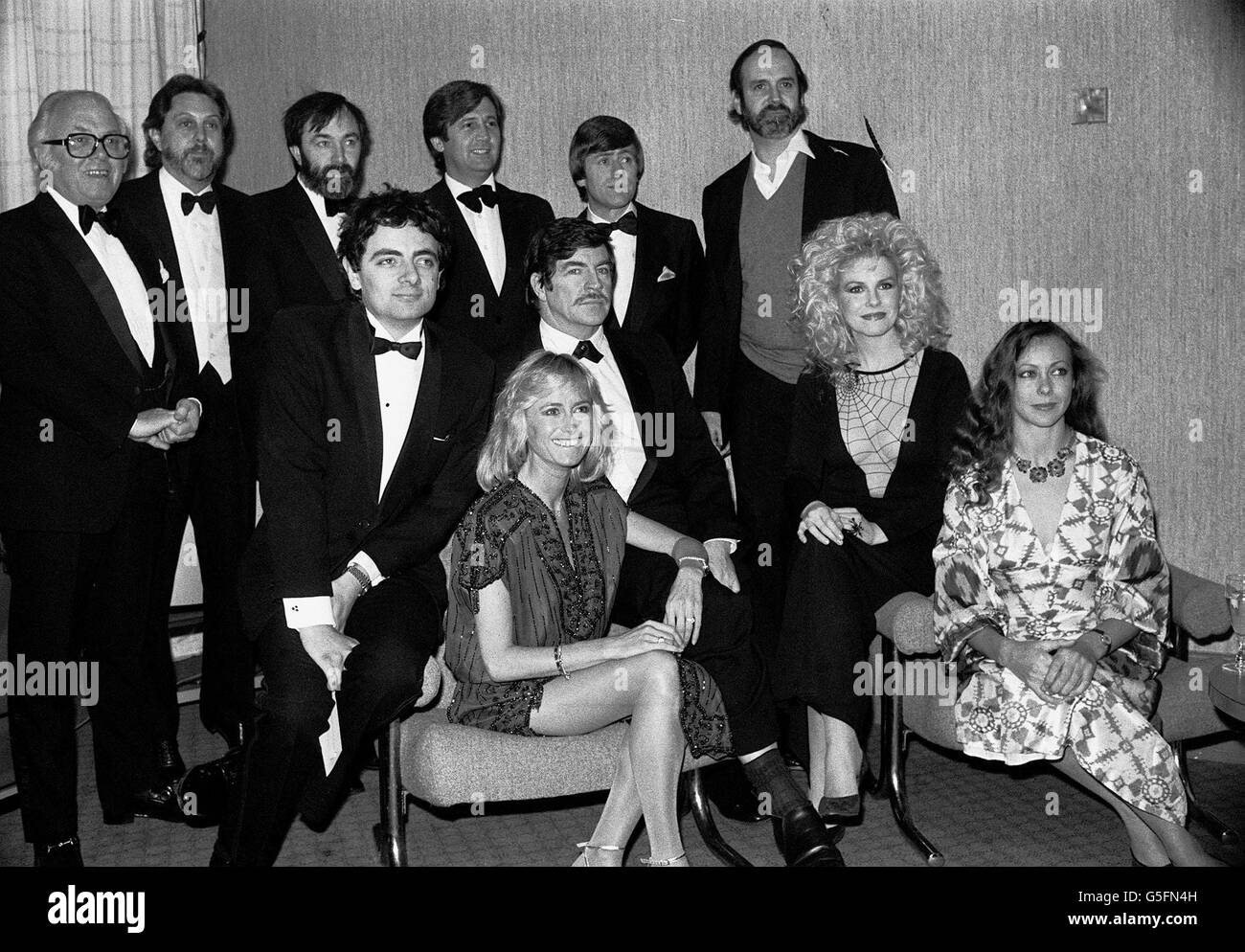 Présentateurs participant aux prix artisanaux de la British Academy of film and Television Arts (BAFTA) au Princess Anne Theatre, à Piccadilly, Londres.(De gauche à droite, debout) Sir Richard Attenborough, David Putham, Unknown, Melvyn Bragg, Mike Yarwood et John Cleese.(Assis) Rowan Atkinson, Susan George, Alan Bates, Pamela Stevenson et Jenny Agutter. Banque D'Images