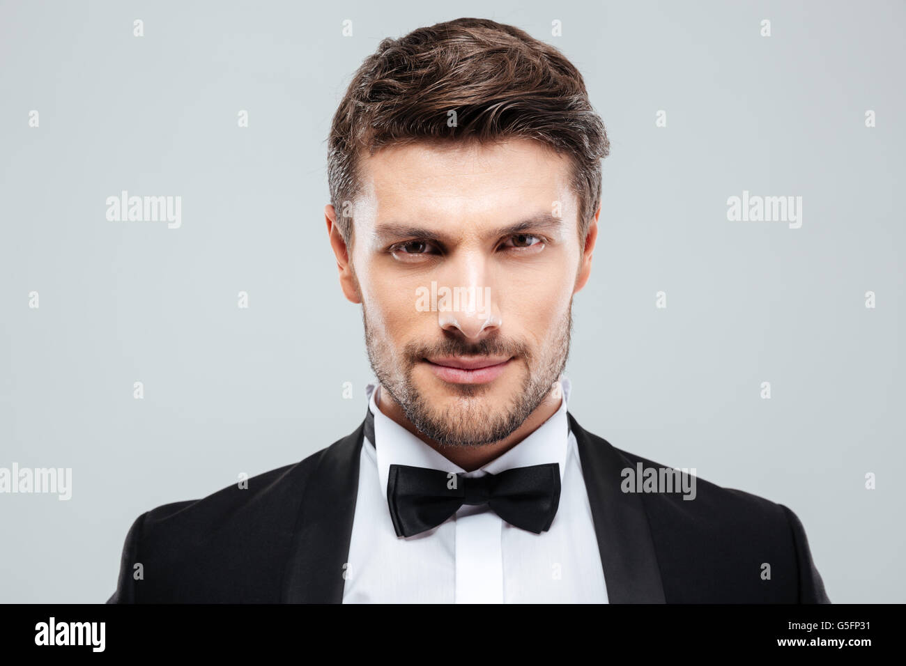 Gros plan du beau jeune homme de confiance avec tuxedo bowtie Banque D'Images