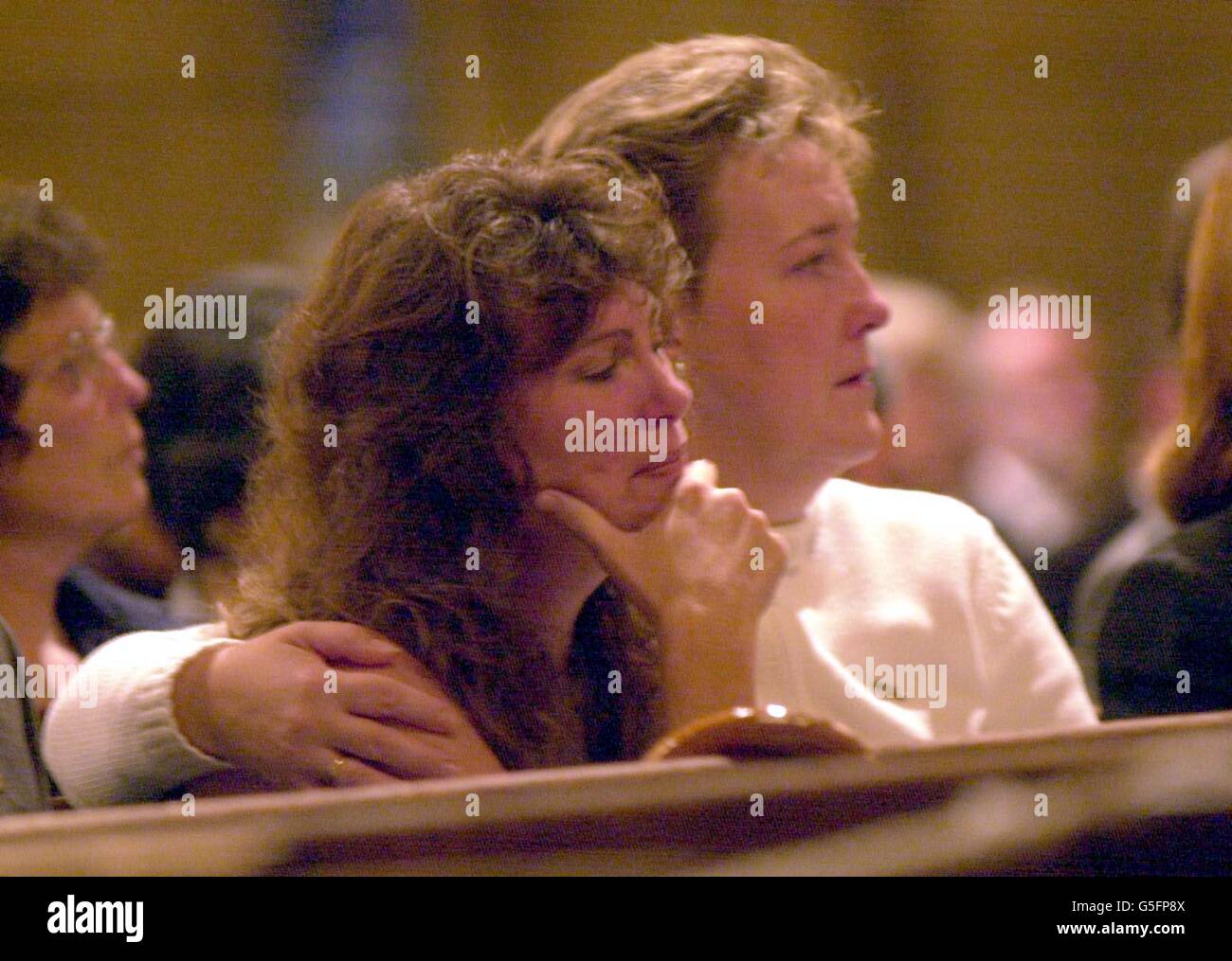 Les parents des victimes britanniques de l'attentat terroriste contre le World Trade Center assistent à un service spécial à l'église St Thomas de New York. Le service était dirigé par le premier ministre Tony Blair. Banque D'Images