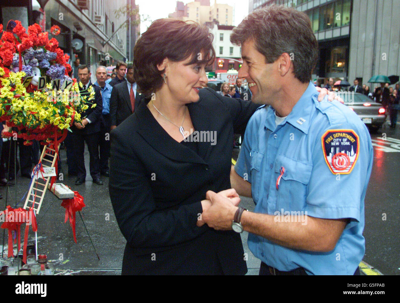 Cherie Blair, épouse du Premier ministre britannique Tony Blair, fait le choix du pompier New-yorkais Mark Munnelly à un monument commémoratif des pompiers morts perdus lors de l'attaque du World Trade Center devant la station Ladder 2 de la société Engine 8.* Blair a rencontré des parents des dix hommes perdus de la gare et leurs collègues. Banque D'Images Cherie Blair, épouse du Premier ministre britannique Tony Blair, fait le choix du pompier New-yorkais Mark Munnelly à un monument commémoratif des pompiers morts perdus lors de l'attaque du World Trade Center devant la station Ladder 2 de la société Engine 8.* Blair a rencontré des parents des dix hommes perdus de la gare et leurs collègues. Banque D'Images
