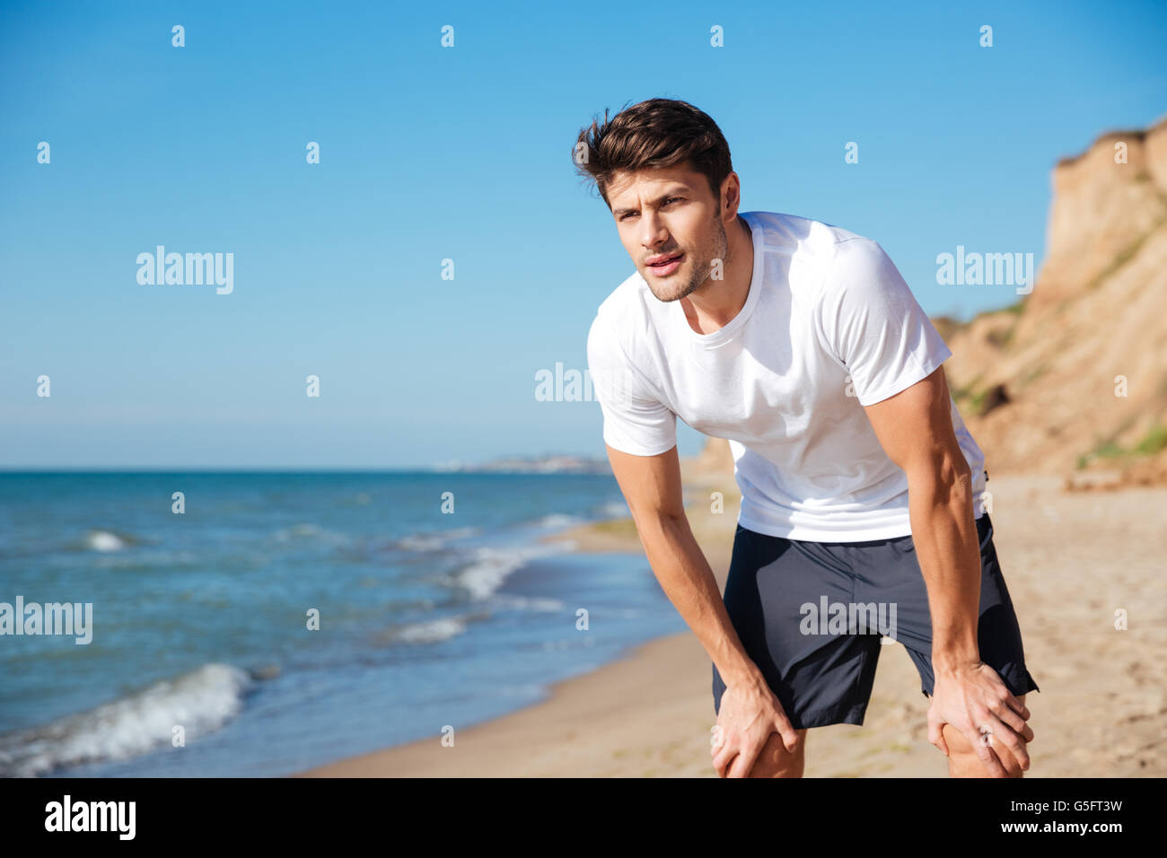 Homme qui est en short sur la plage Banque de photographies et d’images ...