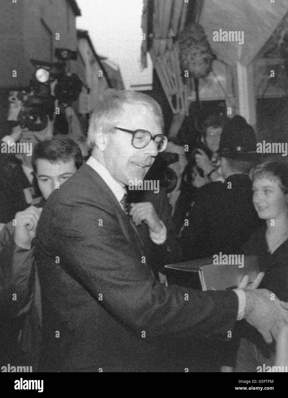Le premier ministre John Major reçoit un gâteau d'un puits lors d'une visite à Norwich. Banque D'Images