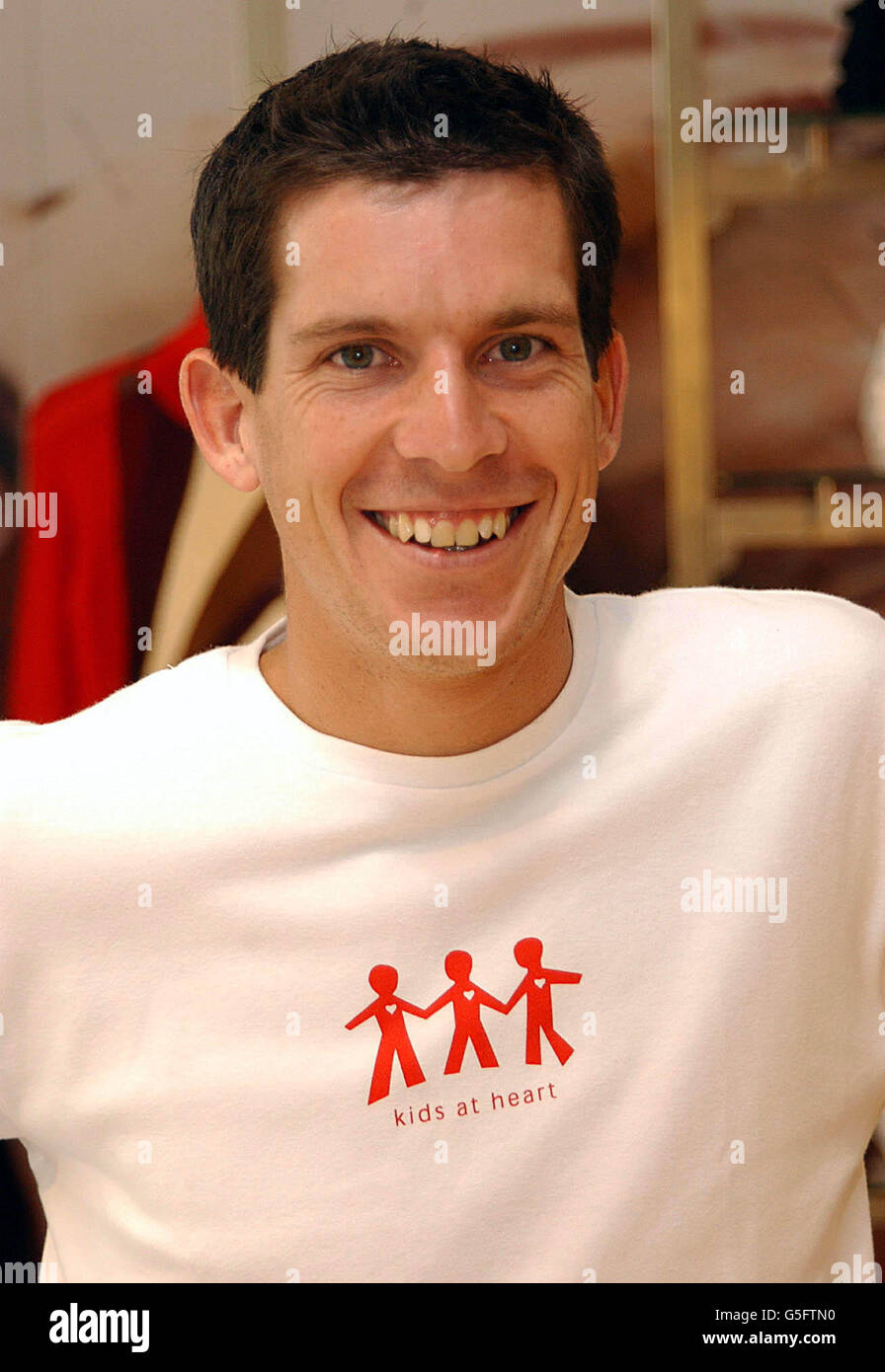 l'as du tennis Tim Henman lors d'une promotion pour l'association caritative Henman Kids at Heart à French Connection dans Oxford Street à Londres. Banque D'Images