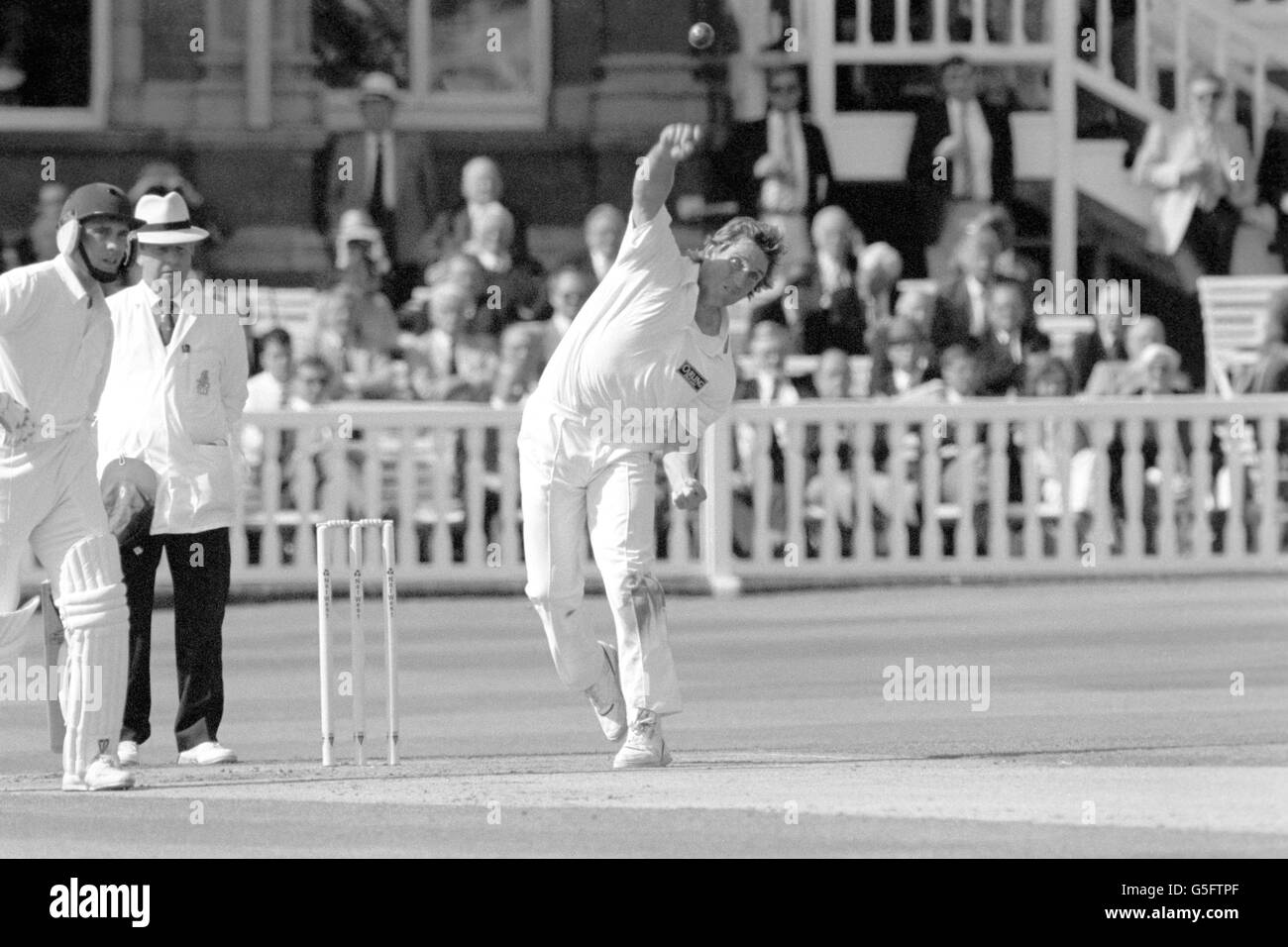 Cricket - National Westminster Bank Trophy final - Leicestershire / Northamptonshire - Lord's.Kevin Curran Bowling Leicestershire.Il a pris 3 bickets pour 41 courses. Banque D'Images