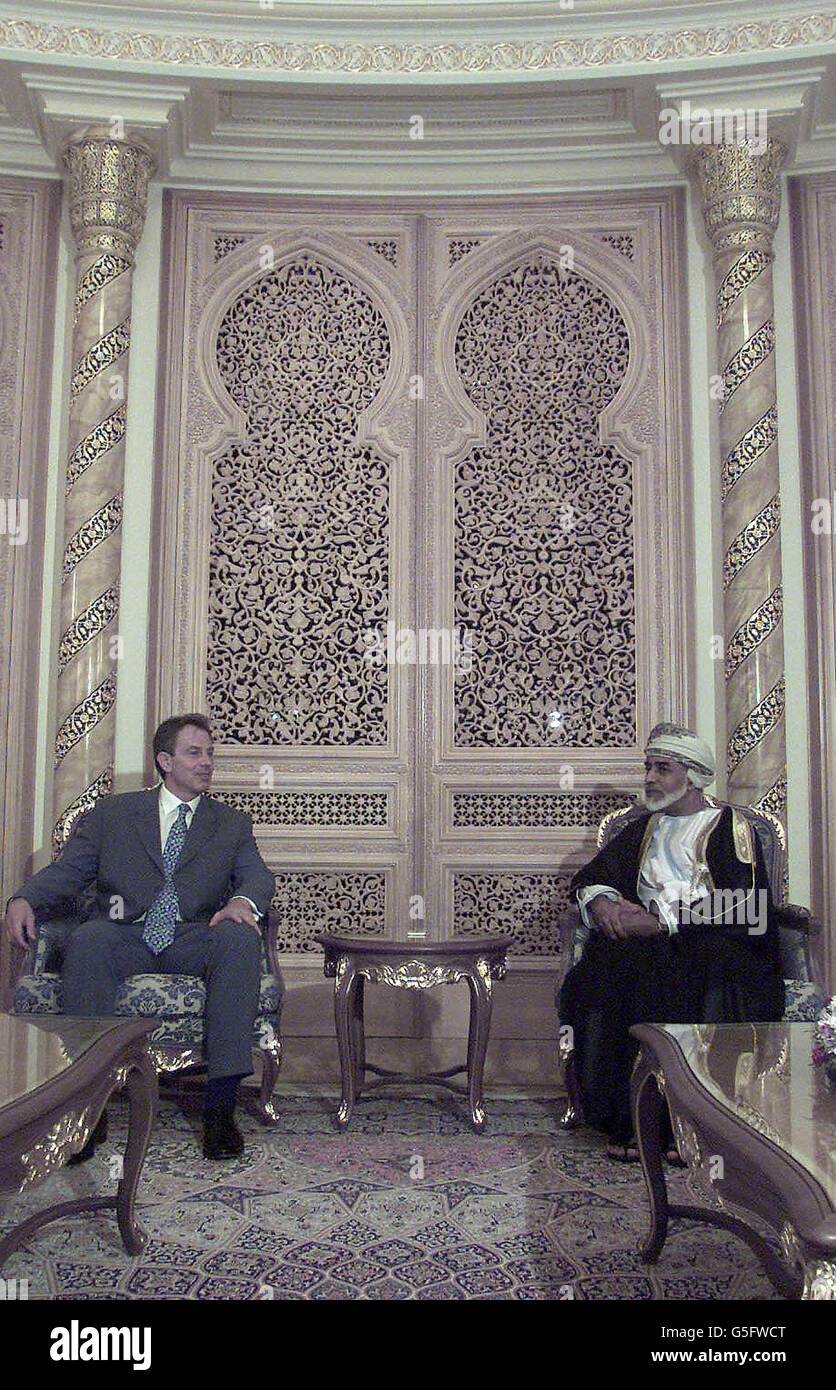 Le Premier ministre britannique Tony Blair (L) est accueilli par le sultan d'Oman Qaboos bin Said Al-Sad dans son palais de Muscat. M. Blair s'est adressé aux troupes britanniques, qui sont en exercice, plus tôt dans la journée. Banque D'Images