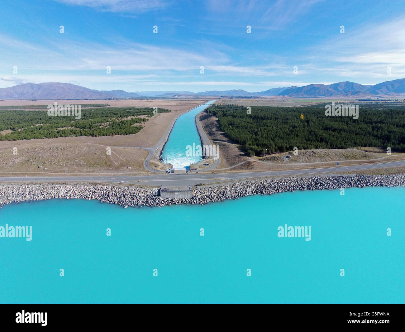 Le Lac Pukaki, State Highway 8, barrage à travers Pukaki et Pukaki Canal, District de Mackenzie, South Canterbury, South Island, New Zealan Banque D'Images