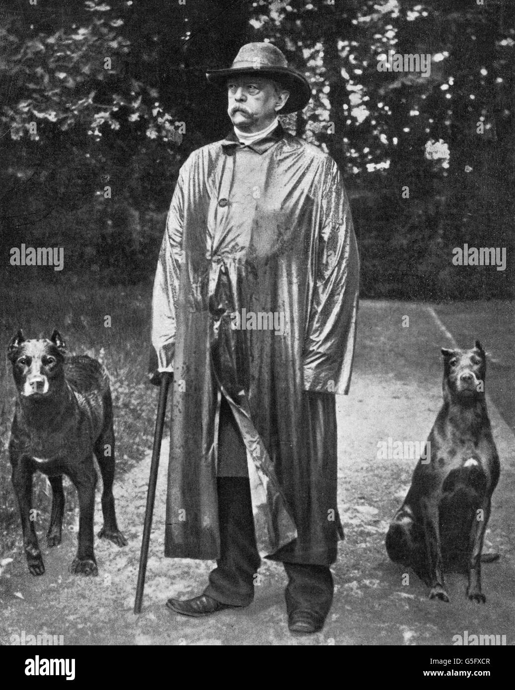Bismarck, Otto von, 1.4.1815 - 30.7.1898, politicien allemand, en retraite, en pleine longueur, avec ses chiens, Friedrichsruh, vers 1895, Banque D'Images