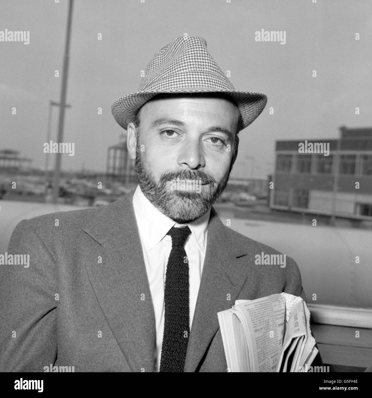 Film - Herbert LOM - aéroport de Heathrow.Acteur Herbert LOM à l'aéroport de Heathrow.Il vole à Barcelone pour filmer l'île mystérieuse de Jules Verne. Banque D'Images