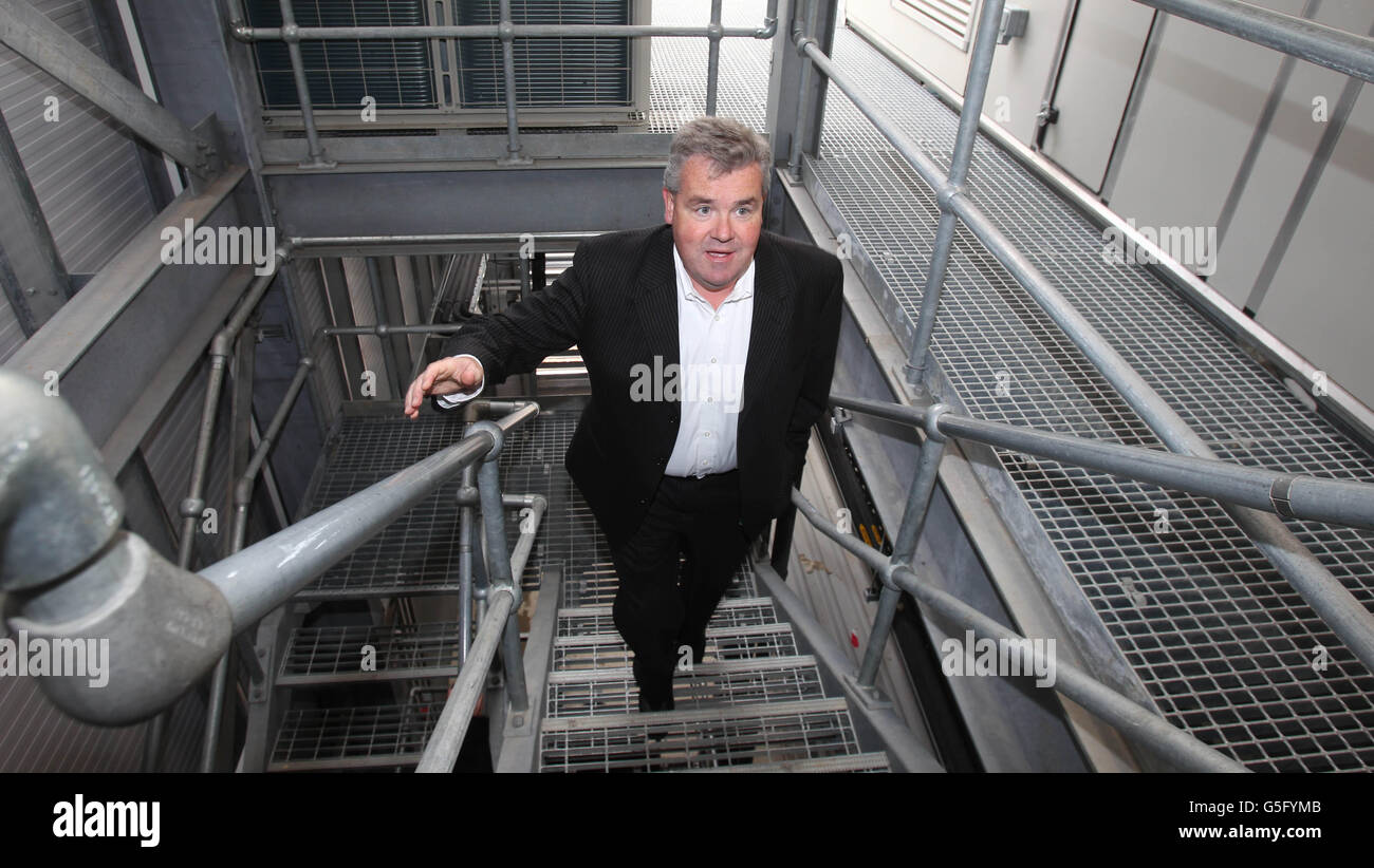 John Herlihy, directeur de Google Ireland, visite des systèmes de refroidissement du nouveau centre de données de Google de 75 millions d'euros à Dublin aujourd'hui. Banque D'Images