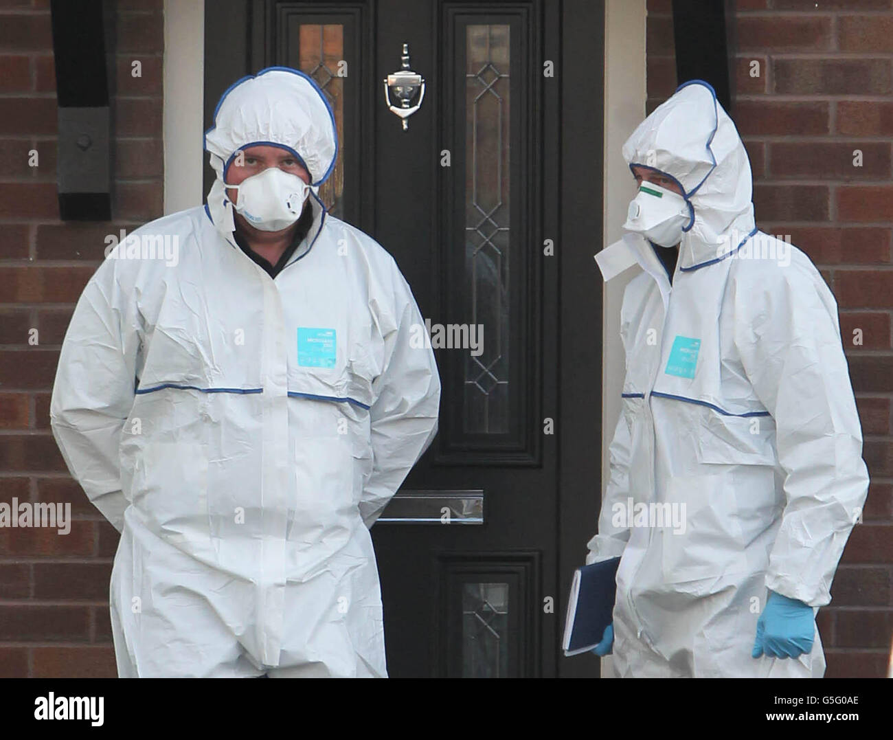 Forensic Gardai sur la scène d'une fusillade fatale sur Cloverhill Road, à Clondalkin, à l'ouest de Dublin. Banque D'Images