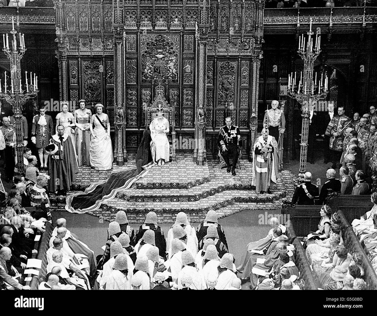 Pour la première fois dans l'histoire, le souverain est photographié à la lecture du discours du Trône dans la chambre de la Chambre des Lords lors de l'ouverture du Parlement. La cérémonie était également télédiffusée pour la première fois. La Reine porte les robes royales et la couronne impériale. À droite, le duc d'Édimbourg porte l'uniforme de l'amiral de la flotte. Banque D'Images