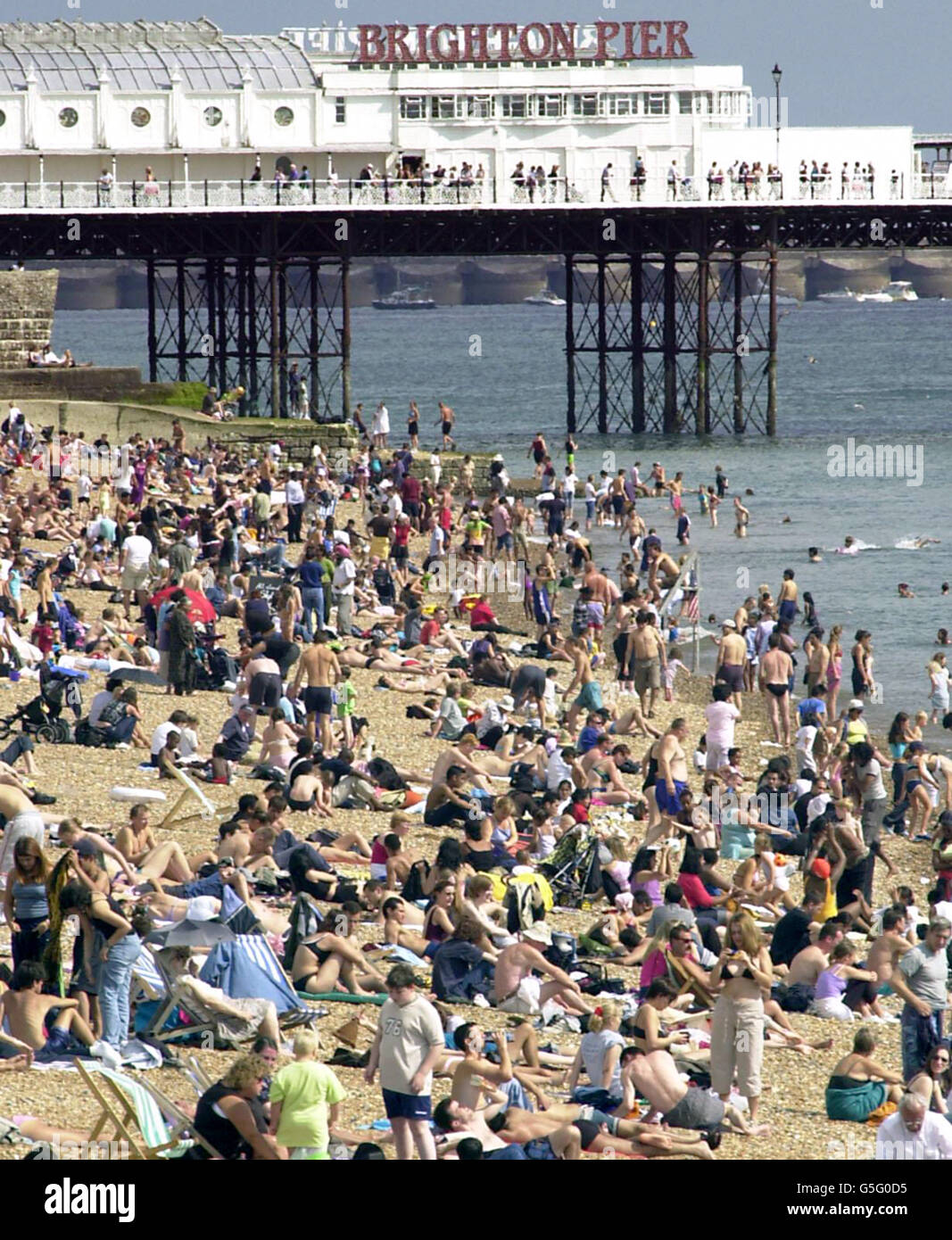 Les vacanciers apprécient le soleil sur une plage bondée de Brighton lors de leurs vacances sur la rive. Les températures de ce week-end de vacances ont été parmi les plus élevées depuis le début des records. 25/10/2004 le gouvernement a été lundi 25 2004 octobre, pressé d'accepter trois jours fériés supplémentaires, dont un pour aider à briser le «journal» entre la fin de l'été et les vacances de Noël. Les recherches de la TUC ont montré un soutien énorme pour les jours fériés supplémentaires, avec aujourd'hui - le début des vacances scolaires de mi-mandat - étant la date préférée. Plus de 20,000 personnes ont participé à un sondage TUC, quatre sur 10 ayant dit un lundi en retard Banque D'Images